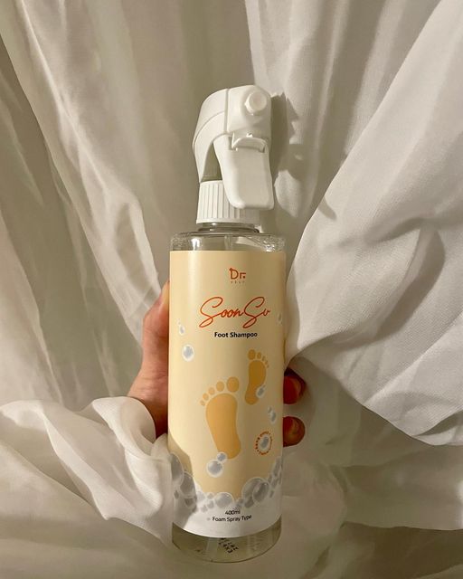 진아 on Instagram: "#광고 #협찬 닥터블리의 #순수풋샴푸 날씨도 건조하고 임산부라 배가 나와서 발 관리를 소홀히 했더니 건조함+각질이 생겨 버렸어요 ,, 마침 각질제거와 발냄새 제거에 좋은