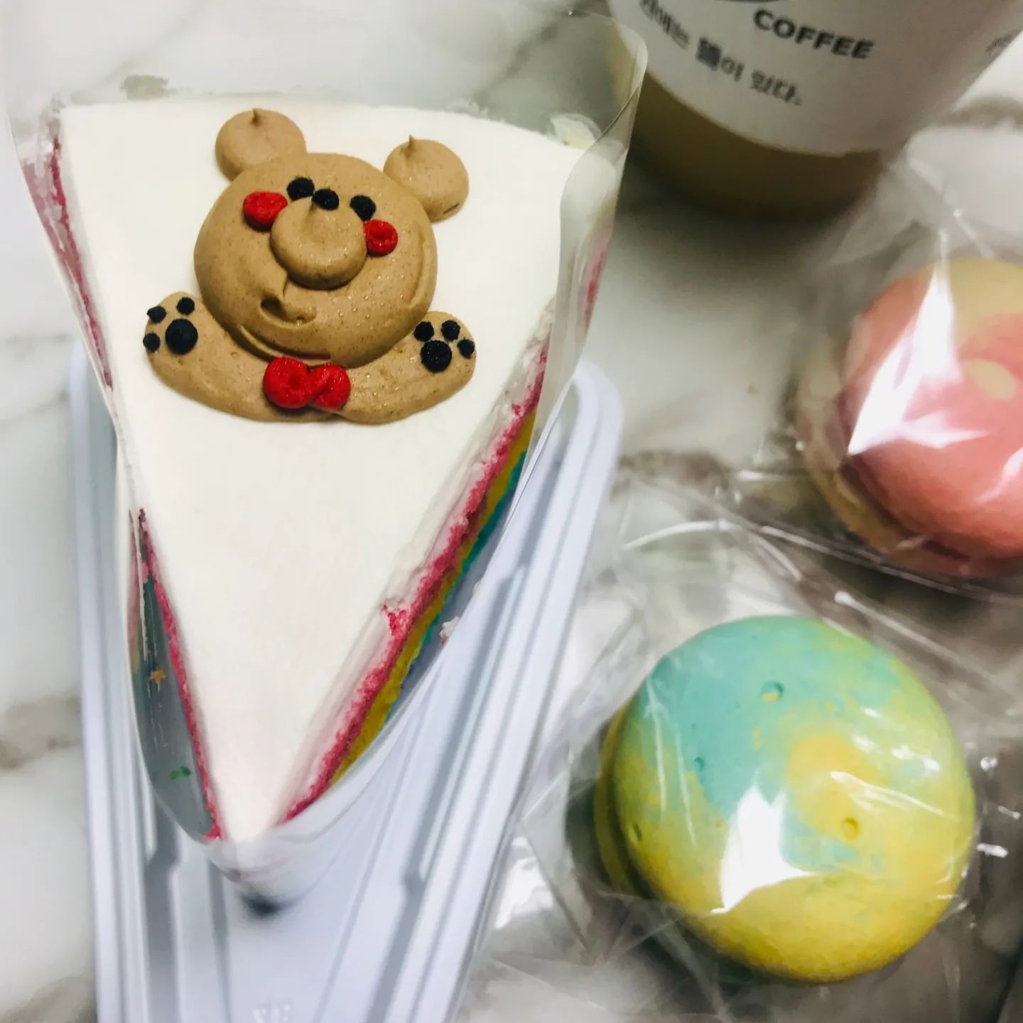 집에서 먹는 간식8ㅡ8
커피&케이크  마카롱은덤
내가좋아하는 베리베리~블루붸리
.
.
.
.
.
#간식 #커피 #케이크 #디저트 #블루베리 
#행복 #맞팔환영 #좋아요반사 #좋튀 
#일상스냅 #인스타푸드 #homecafe 
#coffee #cake #blueberry 
#可愛い #フォローバック #いいねした人全員ファローする #いいね返し#いいね返します #フォロー #留学生 #美女 #follow4like