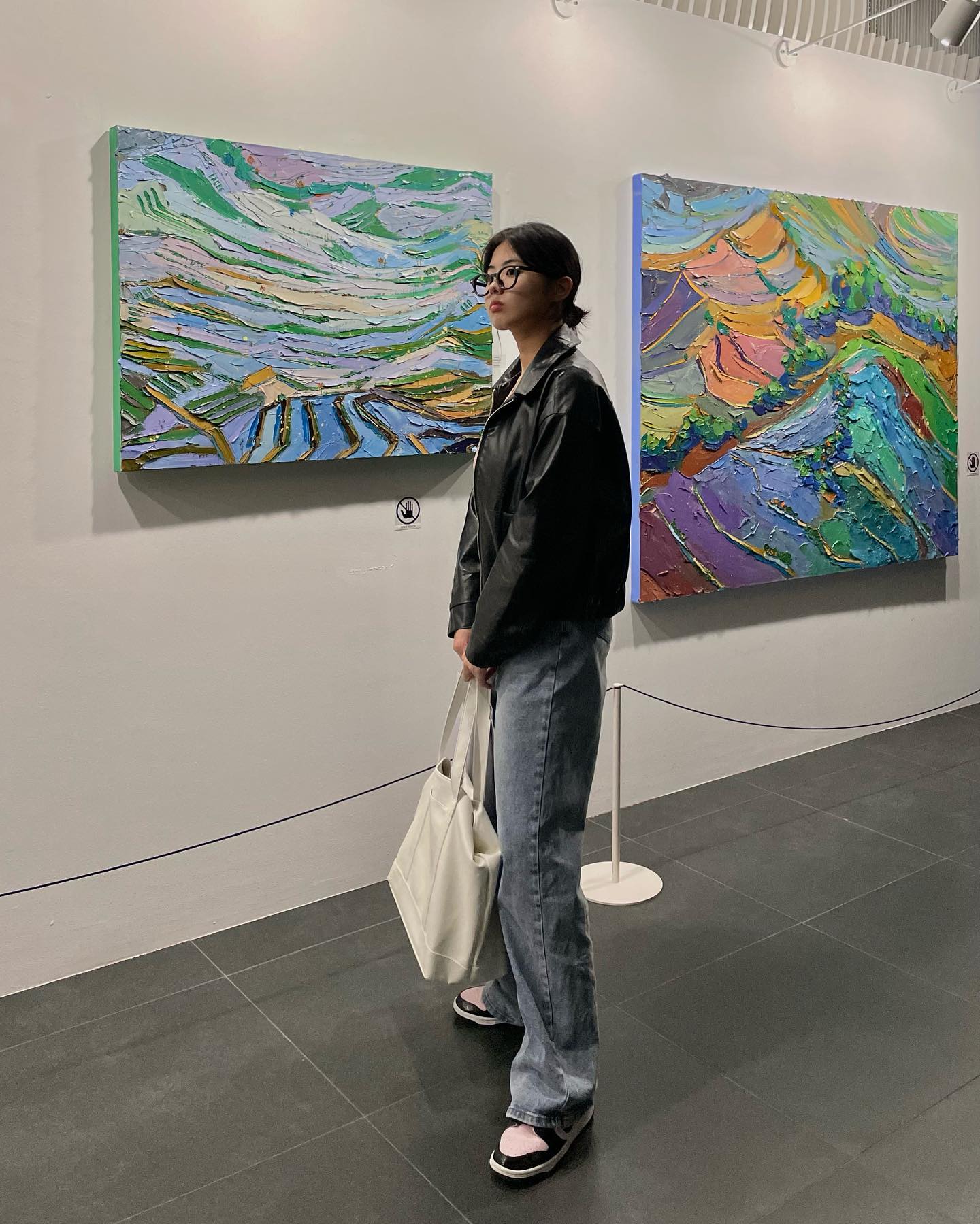 ☺️: 자기야! 안경 써 봐!
🙂: 웅? 응!