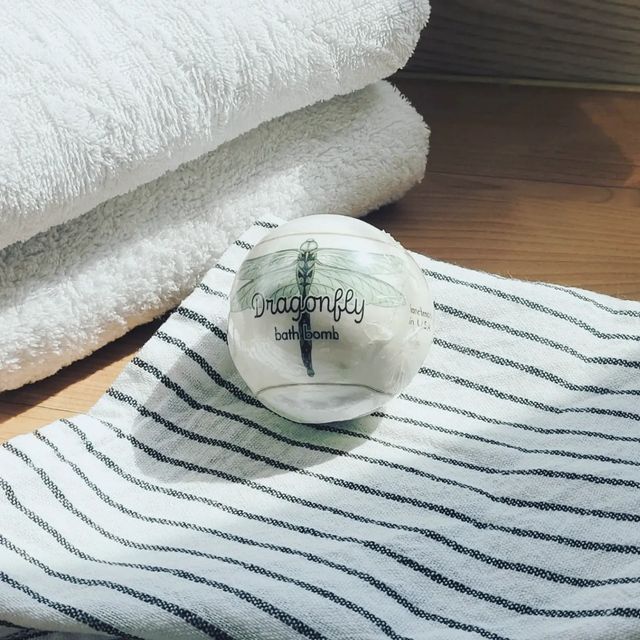 박다운 on Instagram: "#광고#프라이멀엘리먼츠 #배쓰밤

씻기싫다고 매일매일 전쟁인 목욕시간 ㅠㅠ

특히 자주 씻어야하는 둘째는
피부건조증 때문에 비누쓰기도 어려운데다 보습도 유난히 신경써줘야함

좋은기회로 써보게된 자연유래성분의 #입욕제
프라이멀엘리먼츠배쓰밤.
합성계면활성제와 파라벤, 팜오일은 Free

40가지 향기와 색깔로 목욕하는 즐거움까지.
거품이 아닌 탄산밤이라 신나게 놀고 가볍게 헹구기만하면  뽀득 촉촉 깔끔 개운 그잡채!!

까다로워 목욕시키기 힘든 첫째도 직접 입욕제를 넣어 기포 올라오는걸 보여줬더니 너무 즐거워하고 향기도 좋고 색도 예쁘다며 대만족!
둘째는 밤에도 징징거림없이 잘자고 다음날도 버둥거리고 긁적임이 덜한거보니 보습도 확실한 듯하다 +_+

가격도 부담없어서 자주 애용할듯!!👍

구매 👇 https://m.smartstore.naver.com/surgecoolband/products/5489229732

#프라이멀엘리먼츠배쓰밤#배쓰밤맛집#입욕제추천#배쓰밤추천#올리브영입욕제#탄산입욕제#탄산배쓰밤#호캉스준비물#프라이멀배쓰밤#프라이멀입욕제#올리브영배쓰밤#배쓰밤추천#입욕제추천 #아기목욕 #아기입욕제 #육아일상 #육아소통"