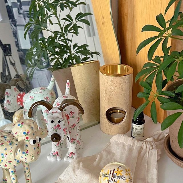 sᴛᴇʟʟᴀ ᴋɪᴍ ✨ on Instagram: "#광고 #제품제공

혹시 탄산배스밤이라고 들어보신 분 🙋🏻‍♀️

저는 호캉스를 가거나 해외여행 갈 때 
꼭 배스밤을 가져가는 편이에요.

거품 입욕제를 사용하면 보기에는 몽글몽글하고 예쁘지만 
아무래도 미끌거림이 남아 있어 목욕이 끝나고 
꼭 다시 샤워를 해야한다는 점이 
조금은 불편하게 느껴졌거든요

그런데 이번에 좋은 기회로 
프라이멀엘리먼츠 배스밤을 사용해보게 되었습니다 😍
탄산 배스밤 완전 신세계에요 ✨

40종 중에서 저는 타이탄 바닐라 향을 사용해 보았는데 
크리미하고 살짝 달달한 바닐라 향이라 
호불호 없이 누구나 좋아할듯한 향이었어요💛

향기도 오래가지만 목욕 후 촉촉함이 있길래 찾아보니 
코코넛, 아르간, 시어버터 오일 등
자연 유래성분이 함유되어 있어서
보습력까지 잡아주는 그런 제품이었습니다 :) 

순한성분이라 아기랑 반려 동물도 사용 가능하다고 하니 
저는 다음에 저희집 막내 콩이랑도 사용해보려고 해요!

깔끔한 마무리에 보습감까지 주는 입욕제를 찾으신다면 
프라이멀엘리먼츠의 탄산 배스탐 완전 추천드립니다 🫶🏻"