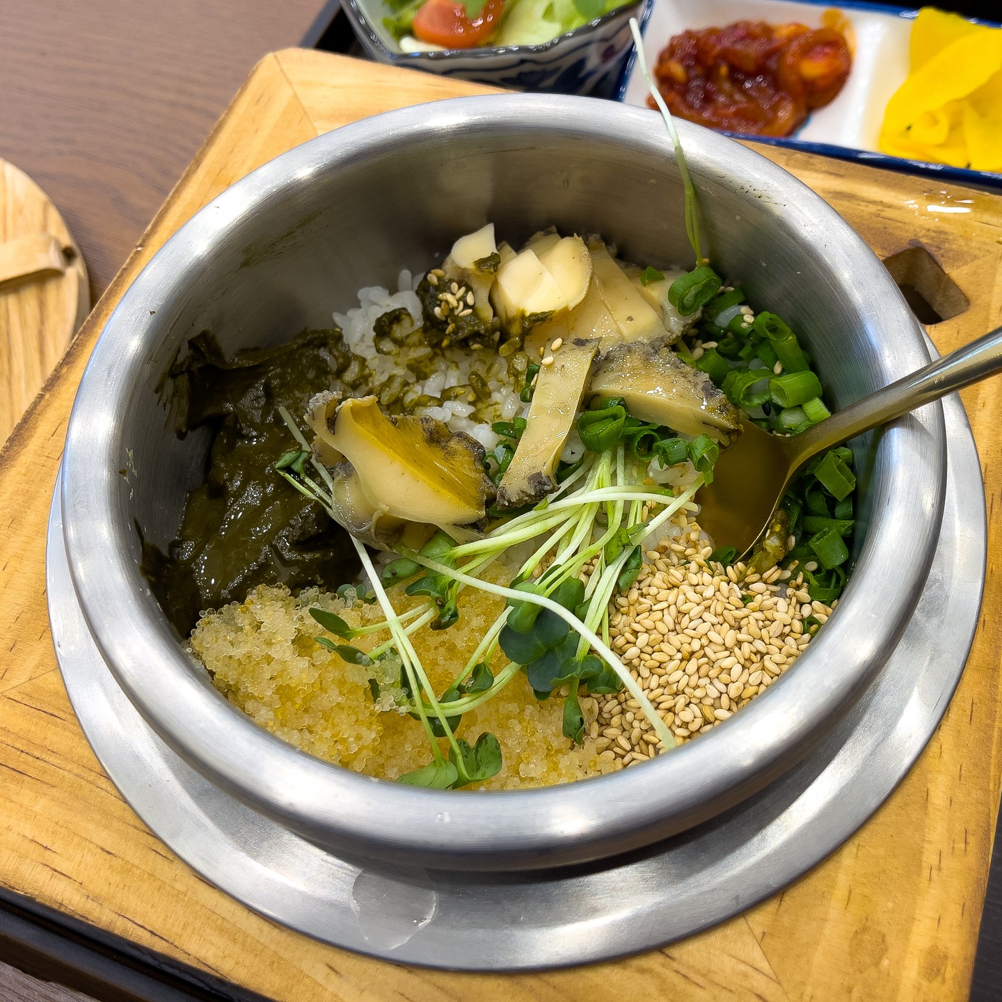 우연히 찾은 판교 신상 맛집! 
클라이언트 만나고 집가는 길 출출하고 밥이 먹고싶어서 찾다가 들어간 #담솥 

메인으로 전복솥밥과 사이드는 연어사시미를 주문하였는데 세상에; 
일단 정갈하게 나오는 한창 차림부터 내최애 전복내장소스가 푸짐하게 들어간거 보이나여?? 뜨거운데 너무 맛있어서 입천장 다 데이면서 먹었네요.. ! 탱글탱글 연어 사시미 미쳤음🍣..

인테리어도 너무 깔끔하고 아늑한 분위기이고, 옆에서 계속 부족한거 없냐고 점원분이 물어봐주시는데 너무 친철해서 불편할 정도..

나갈때 요구르트 주시면서 오늘 식사하면서 불편한점 없으셨냐고 물어봐주시는데 또한번 감동;; 🥹

진짜 우연히 들어가서 맛집을 찾기는 힘든데
다시 방문하고 싶은 맛집이라 강력 추천

#판교맛집 #판교한식 #판교비빔밥 #먹스타그램 #먹방 #먹팔 #맞팔 #먹팔맞팔 #먹스타맞팔 #솥밥맛집 #분당맛집 #판교맛집 #판교아비뉴프랑맛집 #판교맛집추천