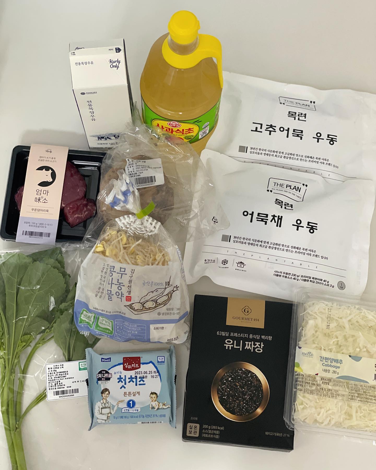 마켓컬리 장바구니🛒
1. 이유식용
- 새로운 재료 추가해야해서 사본 비트,아욱.
- 비트는 400그람이 넘어서 크다! 이유식 재료로만 쓰자니 넘 많아서 샐러드용으로도 채썰어서 먹어야겠다. 
- 간식으로 줄 치즈도 구매해봤다. 국내 최저 나트륨 함유라고 되어있고, 아기 첫 치즈로 많이 사는듯했다!🧀

2. 세일해서 사본 품목
- 목련 고추어묵, 어묵채 우동 후기가 좋아서 구매해보았다. 할인가 3,720원! 간편하게 한끼 먹기 괜찮을것 같다. 
- 갤러리아 고메이949 백리향 유니짜장. 할인가 4,420원! 그냥 뎁혀서 먹어도 되는데 양파 좀더 넣어서 먹으면 더 맛있을것같음!
- 샐러드 먹어야하는데 양배추채가 세일하길래 사봤다. 할인가 2,555원! 일단 매우매우 먹기 편하게 되어있어서 만족〰️! 

3. 우유 콩나물 장바구니 꾸준템🤍
여기저기 세척용으로 잘 쓰고있는 식초도 구매.

마지막으로 오늘의 장바구니 중 제일 추천하고 싶은것은 간편 양배추!
양배추 한번 먹으려면 좀 손이 많이 가는데 그냥 한번 세척해서 먹으면 되고(그냥 먹어도 됨) 딱 맛있게 먹을수 있는 양이다. 1~2인가구, 자취러들 추천!!

오늘도 손가락 까딱으로 냉장고 채우기 완료!