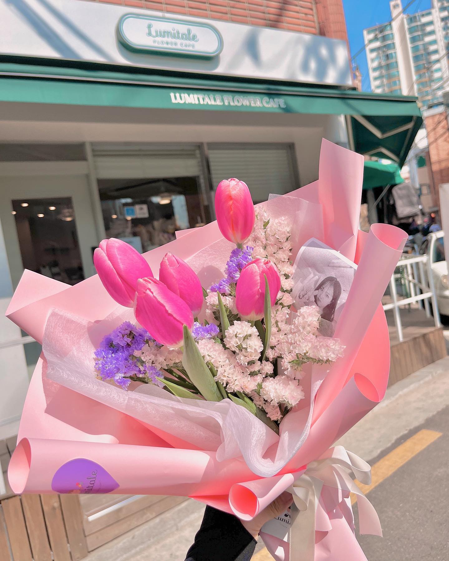 #협찬
화이트데이에는 사랑하는 연인에게 꽃을 선물해보세요🍭💐💕

플라워카페 루미테일🌸
공릉역에 이렇게 예쁜 꽃집이 숨어있었다니😆 외관부터 내부도 아기자기하고 다양한 꽃다발들이 가득해요💐

꽃을 선물받으면 그 날은 하루종일 공주가 된 기분👸🏻 집에 와서 화병에 꽂아놓으면 볼때마다 행복해지죠💕

루미테일에서 꽃을 구매하면 영수증으로 셀카를 찍을 수 엤어요 너무 재밌죠?🤭 일주일의 행복을 선물해보세요✨

📍 루미테일 | 서울 노원구 동일로190길 47 1층

#루미테일 #노원꽃집 #공릉꽃집 #공릉역꽃집 #플라워카페 #화이트데이