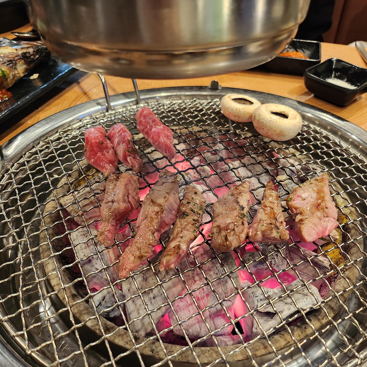 🐥강서_#전설의스테이크갈비 #협찬 

양념돼지고기랑 갈비살 거기다가 껍데기까지 같이 먹을사람 여기 여기 모여라!! 고기 맛집인데 반찬까지 푸짐하게 주는 강서구 전설의스테이크갈비!ᐠ( ᐕ )ᐟ

저희는 전설의 스테이크갈비, 갈비살, 후식냉면, 공기밥, 된장찌개 주문해서 먹었는데요! 돼지갈비와 갈비살 그리고 서비스로 주신 껍데기까지 맛볼수있어서 좋았답니다!!! (ง˙∇˙)ว 고기가 부드러우면서 숯불에 구워 숯향 가득 가득하게 맛있게 먹을수있었어요! 여기서 또 놀라운점은 반찬으로 코다리와 게장이 나온다는거! 반찬이 푸짐해서 좋더라구요! 고기 구워지는거 기다리면서 먼저 코다리 먹고있었는데 코다리도 너무 맛있었답니다! 완전 만족!! 또 놀라운점은 된장찌개가 1000원이라는점!! 1000원 된장찌개인데 생각보다 양이 많더라구요! 완전 최고다 하면서 먹었답니다ദ്ദി* ॑˘ ॑* ）

또 날씨가 좋으면 테라스를 개방해주시는데요 테라스 개방하면 야장느낌으로 분위기 좋게 맛있게 먹을수있을꺼같아 너무 좋겠더라구요! 아직까지는 춥지만 다시 따뜻해지면 또 방문해보고싶은곳!!!! 

다양한 반찬과 맛있는 고기까지!! 사장님도 친절하신 전설의스테이크갈비 추천드려요*.☆⸜(⑉˙ᗜ˙⑉)⸝♡.*

🥩전설의 스테이크 갈비 : 16900원
🥩소갈비살 : 18900원
🍜후식냉면 : 6000원
🍚공기밥 : 1000원
🥘된장찌개 : 1000원

📌서울 강서구 마곡중앙6로 45 리더스퀘어 1층 130호
📌월 - 토 11:00 ~ 22:00(15:00~17:00 브레이크타임)
일요일 정기 휴무
#발산맛집 #마곡맛집 #강서맛집