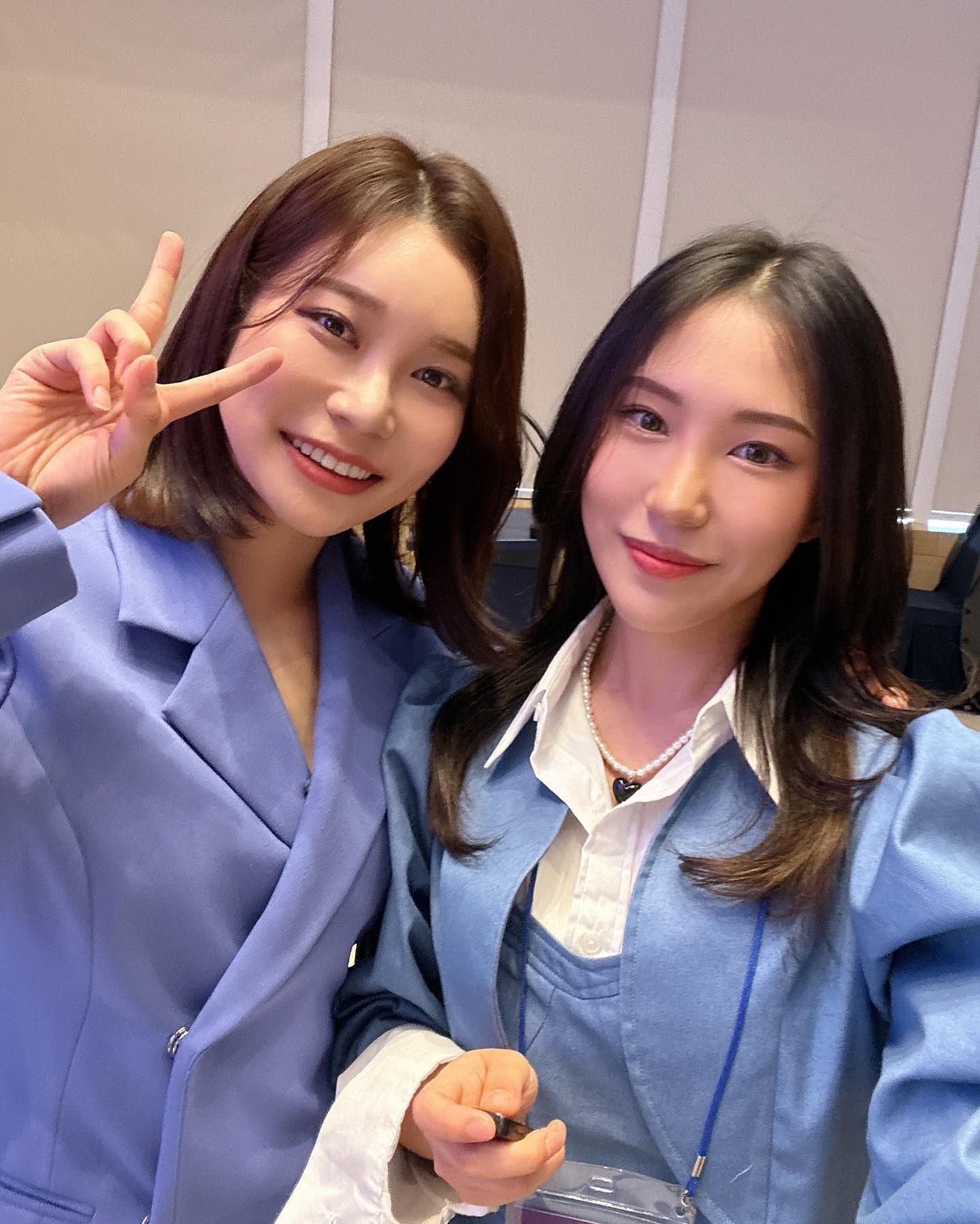 지난주 토요일 인플루언서 컨퍼런스 다녀왔어요!

실물로 보니 다들 연예인 후광이😻

☘️크리스탈리 수정 대표님, 
☘️유튜버 윰댕 채원대표님 ,
☘️예슬림 예슬대표님 , 
☘️엠팩토리 윤미대표님 ,
☘️인포크리크 하림대표님, 
☘️그리고 엠마쌤 유정대표님까지
정말 왜 그 자리에 계신지 연사 듣고 
너무 멋지고 존경스러웠어요.🫶

진정성 있고 진심을 담아 강연해 주셔서 
감동받고 에너지 얻고
현장에서 듣는 생생함과 
매끄러운 진행에 
처음 하는 행사 맞나 싶었습니다!

너무 고생 많으셨구 그만큼 많이 느끼고 간 시간이었어요

그리구 한 분 한 분 다 연예인 미모셔서 더 놀랐습니다..❤️

꾸준히 하면 언젠가 더 잘 될 거란 믿음으로 오늘도 화이팅!🌟