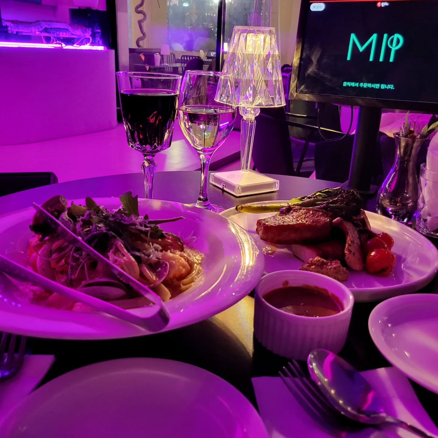 #협찬 #MIP #밉 #송파맛집 
석촌호수 앞 데이트 하기 좋은 곳!!
여긴 정말 찐이다!!✨️

누구든 데려가면 어깨 으쓱 할수 있어요ㅎㅎ
연인이든, 친구든, 분위기 넘 좋아서..
자주갈거 같아요

분위기 보셨으면 해서.. 동영상 소리도 그냥 넣었구요 
음식은 진짜 입에서 살살 녹아요

이베리코 스테이크 + 해산물 비스큐 크림 파스타에
와인은 잘 몰라서 추천받아서 마셨는데
넘 좋았어요♡♡

오랜만에 힐링한거 되고
데이트 다운 데이트 한거 같아요
석촌호수 뷰 맛집이에요~

오전엔 브런치카페라서 또 다른분위기
다시 들려볼게요

#잠실맛집 #송리단길데이트 #잠실라운지 #송리단길라운지 #잠실펍 #송리단길펍 #송리단길브런치 #잠실브런치 #송파브런치 #송리단길술집 #핫플 #석촌호수맛집 #석촌호수핫플