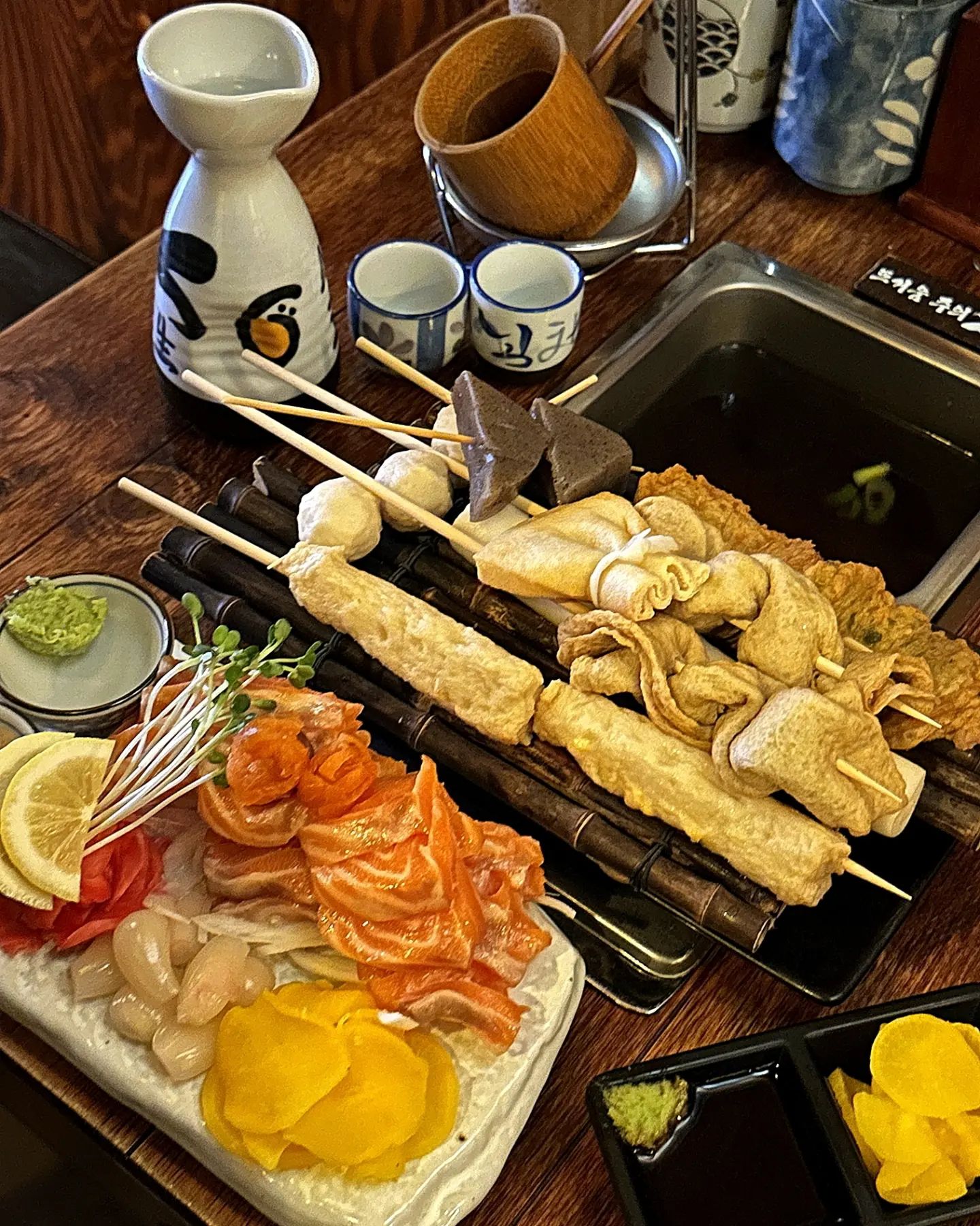 #협찬 일본 선술집 무드를 느낄 수 있는 안주맛집 오뎅바🍢
⠀
노원 철길부산집
⠀
뜨끈한 오뎅국물에 담궜다가 건져먹는 오뎅바! 철길부산집 노원점에 다녀왔어요🚉 테이블마다 개인 오뎅바가 있어서 위생적으로도 좋고 일본 선술집의 아늑한 분위기에서 조용하게 대화나누기도 좋은 곳이었어요🥰
⠀
오뎅바답게 여러종류의 오뎅을 계속 따뜻하게 먹을 수 있어서 좋았어요🍢 같이 주문한 숙성 연어사시미가 진짜 맛있네요..🧡 뜨끈한 어묵국물과 차가운 사케, 숙성 연어사시미 조합은 미쳤더라구요 🍸과음주의🍶 해야해요ㅋㅋㅋ🤣
⠀
노원에서 분위기,인테리어도 아늑하니 좋고 핫플답게 저녁 6시만 되어도🎏🎐 자리가 꽉 찼어요!! 조금만 늦게갔다면 웨이팅 걸려서 못들어갈뻔 했네용 따뜻한 오뎅바와 맛있는 숙성연어사시미가 있는 철길부산집 노원점 추천드려요❗
⠀
⠀
🍢어묵2인 세트 17.0
🍣숙성 연어사시미 29.0
🍶도쿠리 9.0
⠀
⠀
📍서울시 노원구 노해로85길 10-55 1층
⏰영업시간 월-목 17:00-02:00/금-토 17:00-03:00/일 16:00-24:00
⠀
⠀
⠀
⠀
#철길부산집#노원철길부산집#오뎅바#이자카야
#숙성연어사시미#소고기타다끼#노원술집#리뷰노트
#노원데이트#노원이자카야#어묵전문집#개인오뎅바
#일본선술집#노원안주맛집#노원사케#노원하이볼
#먹스타그램#맛스타그램#맞팔환영#🍪