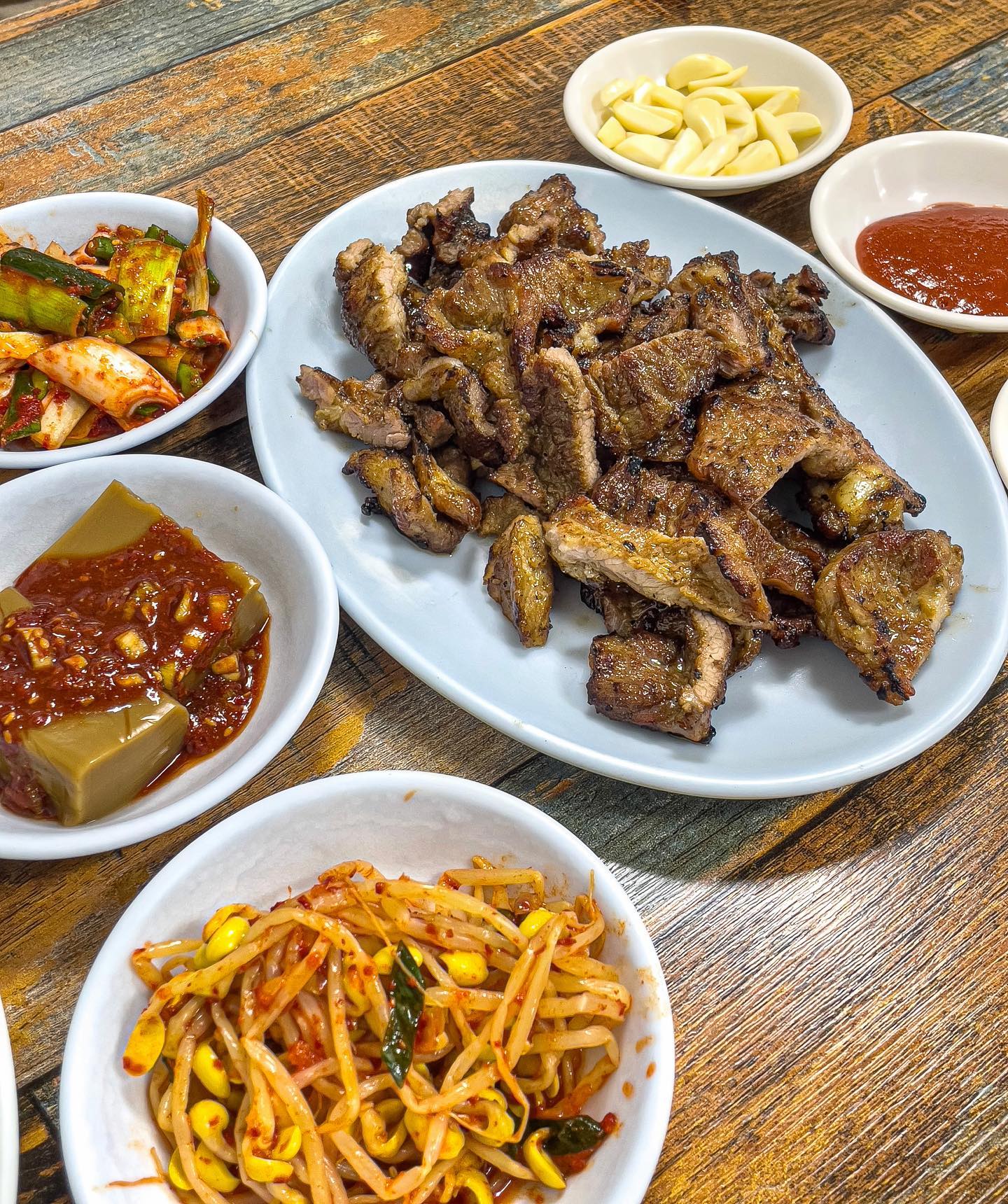 [ 제기동 경동시장 돼지연탄불갈비집 : 감초식당 ] 

경동시장에 위치한 돼지연탄불갈비집을 다녀왔어요🙌
‘불’갈비여서 매운맛인줄 알고 걱정했는데 매운맛 전혀 없었답니당!! 연탄불에 직접 구워서 주셔서 불향 장난아니에요😭 
단짠단짠 갈비 흰 쌀밥에 올려서 먹으면 그냥 기절ㄹ,,,🫠 
특히 밑반찬으로 나오는 파김치랑 같이 먹으면 더더 맛나요💛
시래기 된장국, 도토리묵도 JMT🫶

📍돼지갈비 외 고등어구이, 삼치구이 
📍2인분이상 주문 가능 
📍연탄돼지갈비 1인분 15,000원

- 서울 동대문구 약령서길 28
- 영업시간 : 매일 11:00 - 22:00 
 (브레이크타임 15:00 - 16:00)
- 매달 2,4,5번째 일요일 정기휴무

#제기동역 #제기동 #경동시장 #감초식당 #서울갈비맛집 #갈비맛집 #연탄갈비 #동대문맛집 #경동시장맛집 #맛스타그램 #돼지갈비 #서울맛집