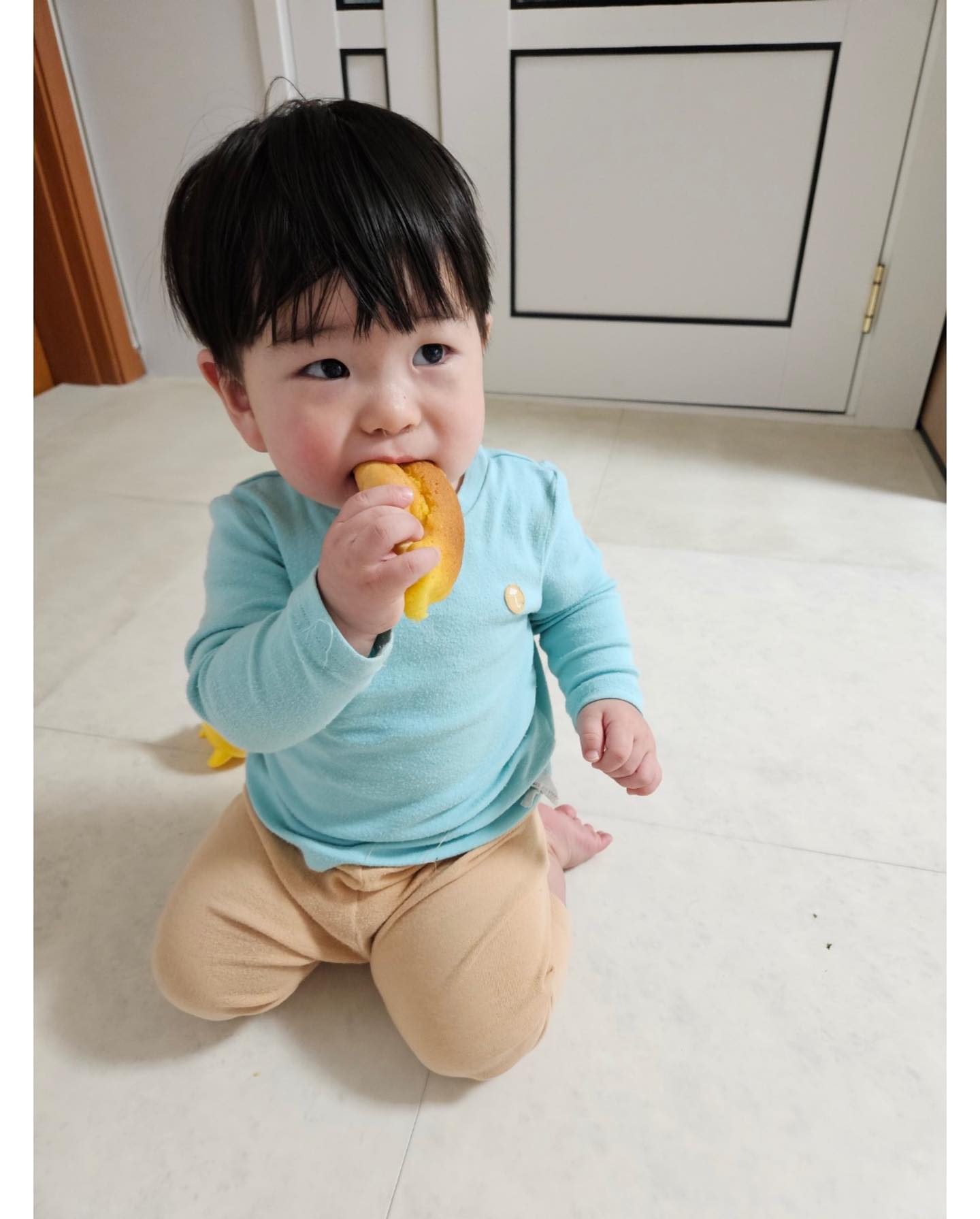 #경기광주빵맛집 #싸멜

오랜만에 언니 집근처 빵맛집으로 소문난 싸멜에갔는데 
서한이가 좋아하는 옥수수빵 득템💙
집가서 주니 입이 싱글벙글하면서 엄청 잘먹네😆
이모가 종종 사다주께 아가야👶🏻