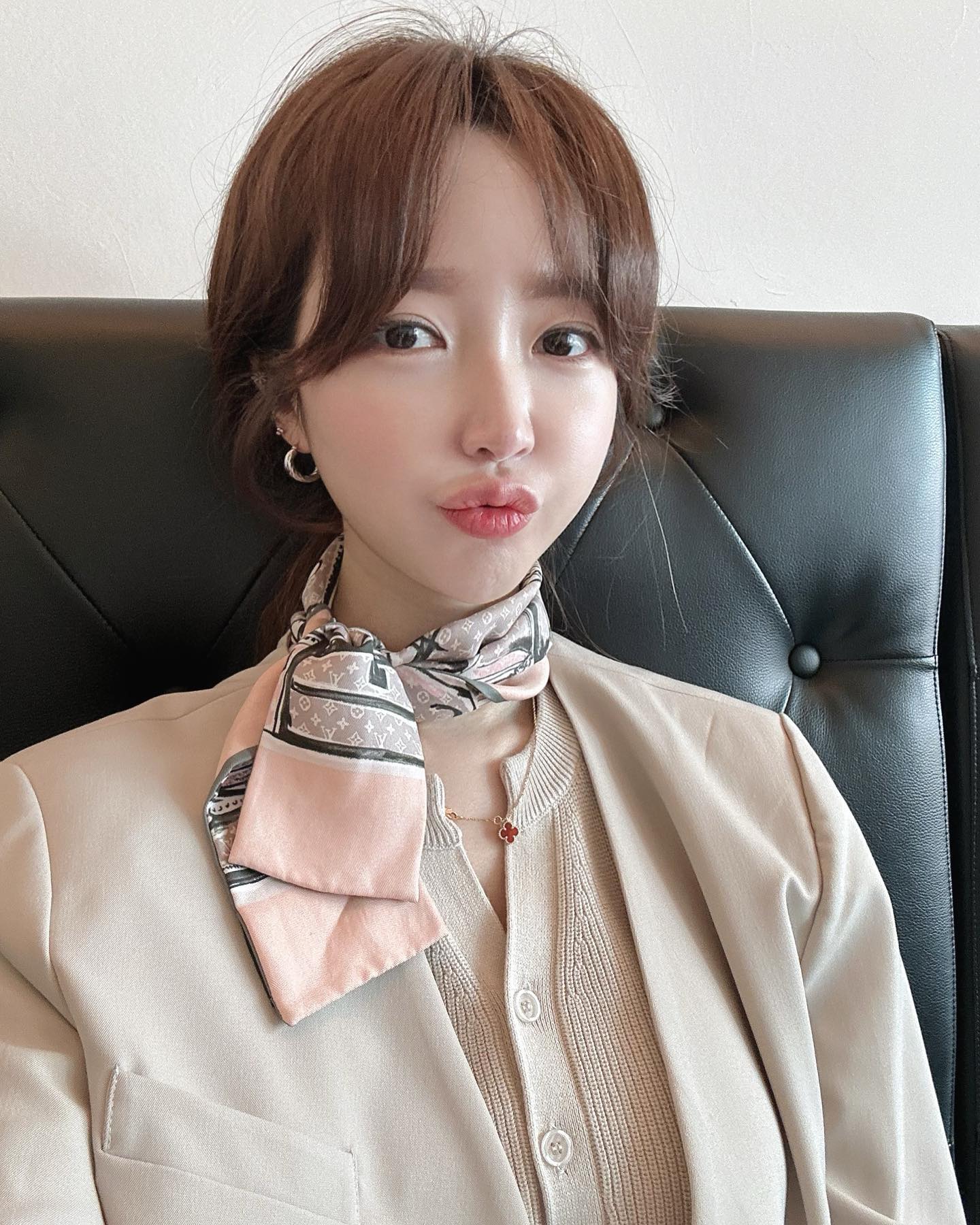 ღ
오늘 오전까지 특히나 너무 바빴던 2주😵‍💫
1단계(?)도 이렇게 기부니 조은데 다 완료하면 을매나 조으까아아아😌💜
히믈내서 가보즈아아❤️‍🔥(사진 두장은 이번주의 나😌)

보프리 산책도 끝냈고 오늘은 푹 쉬오야디🤭 
.
.
#출근룩 #미팅룩 #오늘의코디 #스카프코디