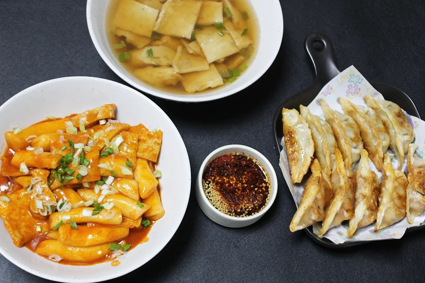 #협찬
.
.
다이어트 중에 죄책감 줄이며
먹을 수 있는 #저칼로리떡볶이
맛은 보통맛과 매운맛이 있고
조리방법도 완전 간단해서
똥손도 맛난 #떡볶이를 먹을 수 있음!
#캠핑요리메뉴 로도 좋을 것 같아요.

닭가슴살봉이 들어가있는
#닭가슴살떡볶이 라서
단백질까지 함께 챙길 수 있어요~

특제소스는 다른 소스들과 다르게
50% 낮은 칼로리로 부담없이
즐길 수가 있는 #다이어트떡볶이
패키지 안에 1인분씩
개별포장이 되어있기 때문에
따로 소분하지 않아도 되서 좋고
1인가구, 자취생들에게도 딱이랍니다.

저는 매운걸 좋아해서 매운맛으로
먹어봤는데 딱 맛있게 먹을 수 있는
정도의 매운맛이더라구요.
(매운거 잘먹음 주의)

그리고! 쌀떡볶이인데 중간에 구멍이
나있어서 양념도 쏙쏙~ 잘베어서
더 맛있게 즐길 수 있답니다!
.
.
hurricane_tteokbokki
#떡볶이추천 #떡볶이밀키트 #쌀떡볶이
#떡볶이레시피 #캠핑밀키트 
#캠핑요리추천 #빨간키트떡볶이 
#캠핑요리추천 #떡볶이추천
#캠핑메뉴 #떡볶이밀키트추천
#떡볶이1인분 #떡볶이전자레인지
#캠핑용밀키트 #국물떡볶이밀키트
#캠핑음식밀키트 #글램핑먹거리
#떡볶이키트 #쌀떡볶이밀키트 
#떡볶이다이어트 #짜장떡볶이밀키트
#캠핑밀키트추천 #불닭떡볶이