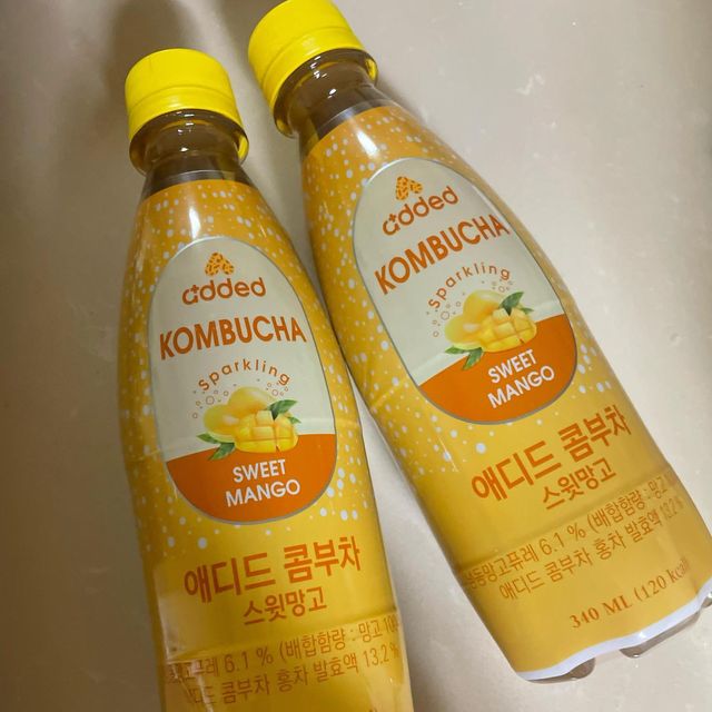 ෆ우지니 on Instagram: "#광고 100% 망고 퓨레를 넣어 천연 과일의 단맛으로 맛있게 즐기는 콤부차!🤍 식물성 발효 원액과 프락토올리고당을 넣어 풍부한 프리바이오틱스는 물론 2.5g의