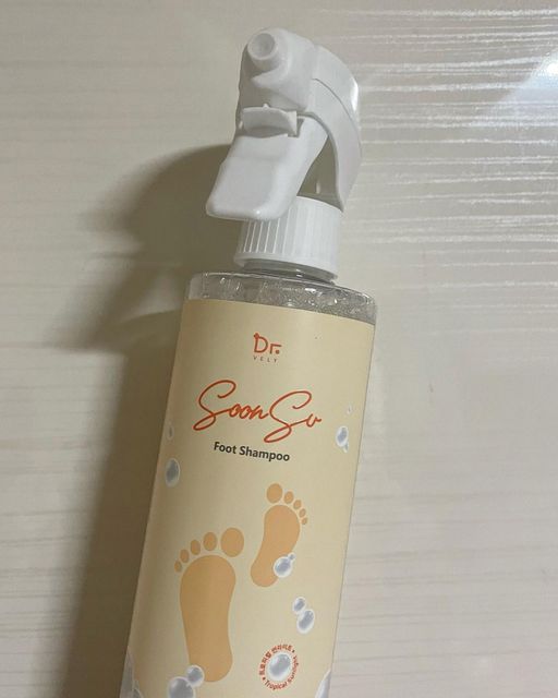 ෆ우지니 on Instagram: "닥터블리 순수 풋샴푸🫧🫧🫧 향이 너무 상큼해서 좋았구🌿 사용하고 3일 지나니 발이 촉촉해져서 놀랐어요! 제형도 거품 제형이여서 힘들게 거품을 내지 않