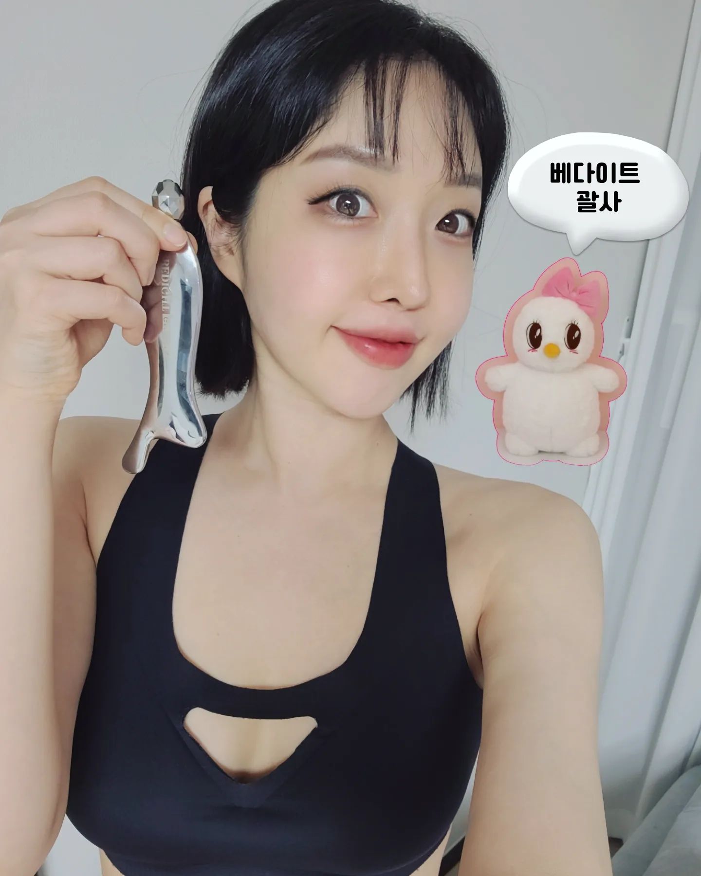 #협찬 #베다이트 
.
💆‍♀️베다이트 괄사 마사지기💆 halfmooncream.official
.
https://bedight.co.kr/shop/
.
🤍3중 기능 마사지 기능이 있어서 손쉽게 라인 관리가 가능해요. (롤러, 2가지 돌기, 커브)
.
🤍아연 합금 소재로 반영구적 사용이 가능하고, 피부에 닿기만 해도 제품 자체의 온도가 차가움을 전달해주며, 보온성이 뛰어나서 온찜질도 문제없어요.
.
🤍혈점 마사지 시원하게 할 수 있어요 - 뭉친 곳을 풀어서 얼굴선을 매끄럽게 만들어줍니다.
.
🤍전 얼굴이 잘 부어서 냉장고에 넣어뒀다가 부종을 완화시키는 쿨링마사지기로 활용하고 있어요.
.
#베다이트프리미엄괄사 #괄사 #괄사마사지 #괄사추천 #괄사마사지기 #괄사사용법 #괄사도구 #홈케어 #얼굴경락마사지 #베다이트괄사 #맞팔 #선팔 #셀피 #일상 #좋튀 #좋반