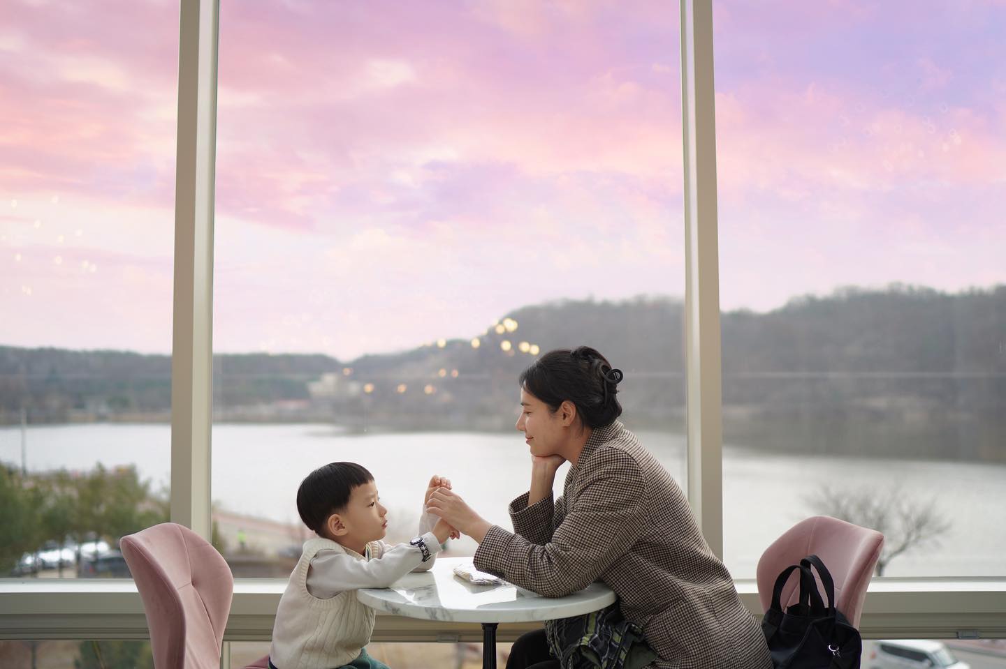 .
카페가 점점 대형화 되고
트렌드도 너무나 빠르게 변화한다.
매번 새롭고 매번 커져갈 수 있을까?
소중한 작은 가치들은
사람들의 다양성은 어떻게 지켜갈 수 있을까…
.
#모쿠슈라 #파주카페 #파주대형카페 #웰컴키즈존 #웰컴키즈존카페 #파주핫플 #주말나들이 #아이와가기좋은카페