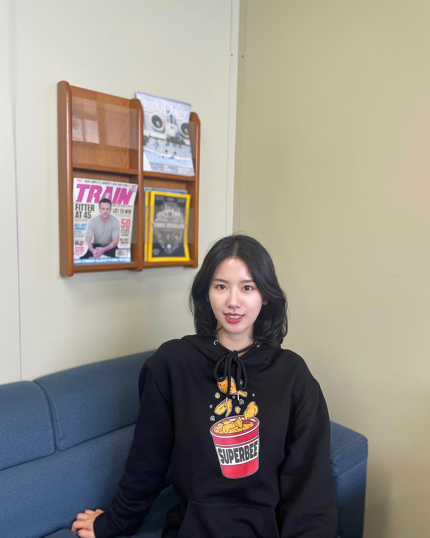 [#협찬 _ 런샷X수퍼비 에디션 후드]

런샷과 한국 최정상 래퍼 수퍼비와의 콜라보 

치킨이 너무 땡길 때에는 치킨 후드티⁉️

꾸안꾸느낌의 입기만 해도 절로 힙해집니담! 

나도 힙?! 🥴 

런샷 1주년 기념으로 자사몰 및 스마트스토어에서 최대 50% 까지 할인 행사중이래용 🥳

#런샷 #llunshot #남녀공용 #디자이너브랜드 #연예인 #연예인콜라보 #MD #수퍼비 #에디션 #후드