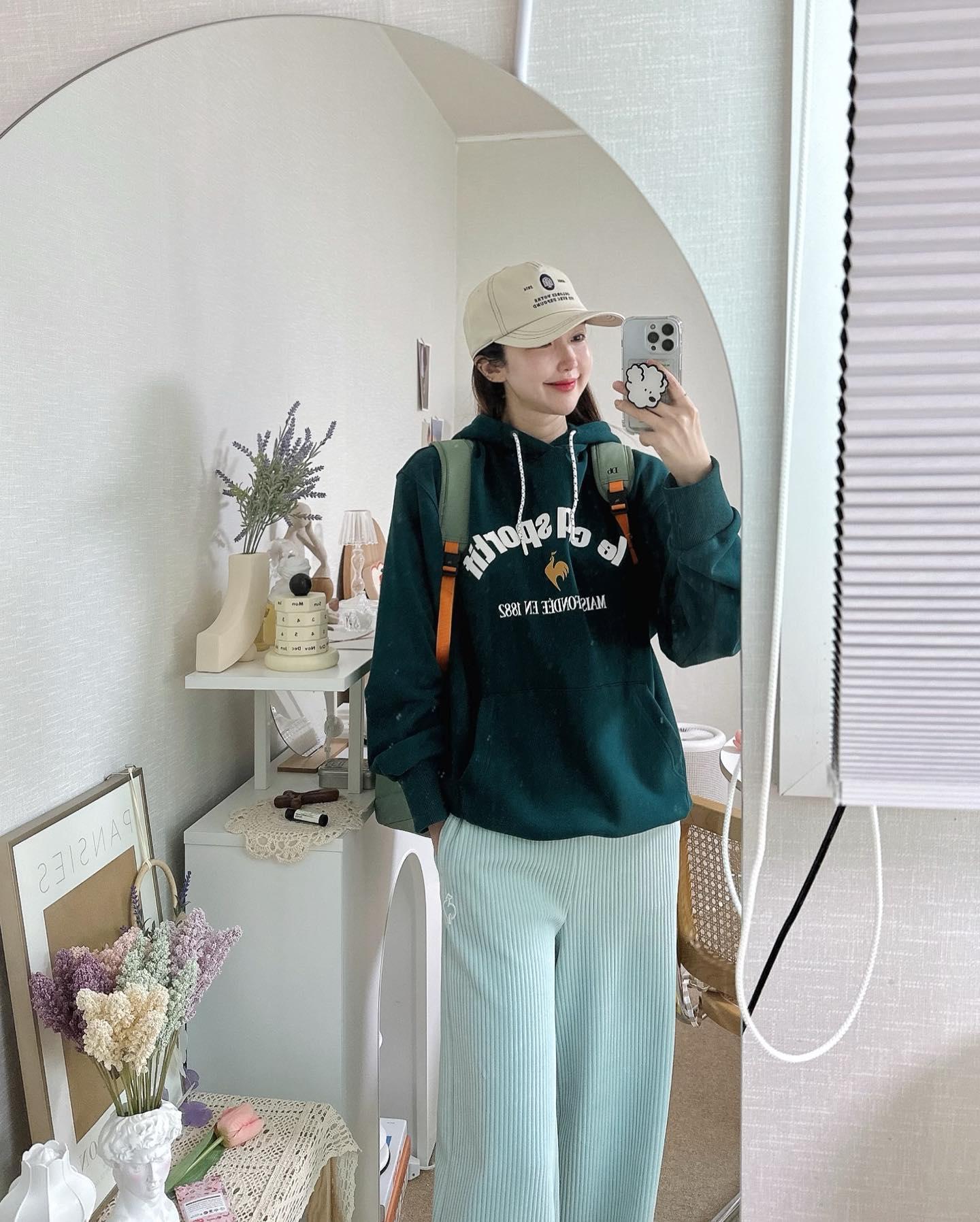 ღ
주말은 프리하게!🥳

선물받은 모자는 너어무 예쁘고🧢
오늘 코디에도 잘 어울려 기분좋은 오늘🤍
.
.
#주말룩코디 #볼캡코디 #거울샷그램