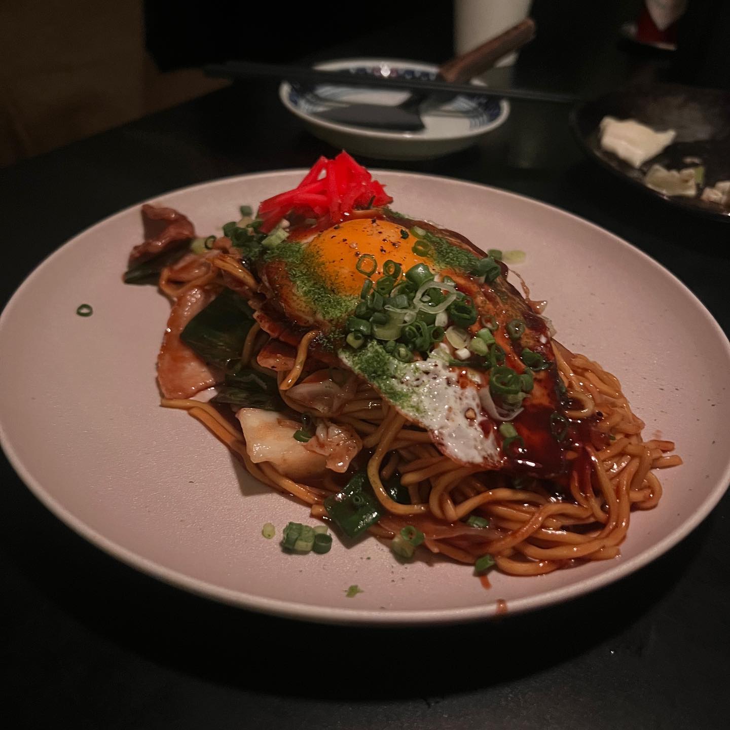 🥢
#우와 #오꼬노미야끼 #야끼소바 #하이볼
.
극악웨이팅...은 테이블링예약 빨리 못한 나의 손가락과
시간관념없었던 내 머리를 탓한다🥲
퇴근하고 7시?부터 거의 두시간 기다려서 들어간 홍대우와
처음 와본것이기때문에 시그니쳐 추천메뉴로만 주문 완완
 
👀토마토 새우 오꼬노미야끼/클래식 돼지고기 야끼소바
배 고픈거도 있었지만 ㅎㅎㅎ
진짜 맛있었다! 담에 또 올 예정~
그땐 빠르게 예약해야지...휴휴
직원분들 너무 친절하시고 바쁜와중에 웃음을 잃지않으시던!
아쉽게도 바 자리에는 앉지못했지만
메뉴 나오자마자 게눈감추듯이 먹어서 바자리 앉았으면
조금 민망할뻔했다 ㅋㅋ
테이블? 오히려좋아😉
담에 느긋하게 먹고싶을때 바자리 앉으면 좋을것같다는 생각이 들었고
다른지점은 이정도로 웨이팅이 심하지는 않는다고 하던데
맛차이가 있는지 궁금하다
아, 같이먹은 하이볼도 잘 어울려서 맛이 좋았음!
 
✅ 내 추천은 일단 야끼소바 무조건 시키기 진짜 맛있음...!
.
.
.
#홍대맛집 #합정맛집 #홍대데이트 #웨이팅맛집 #다음에 #또가고싶다