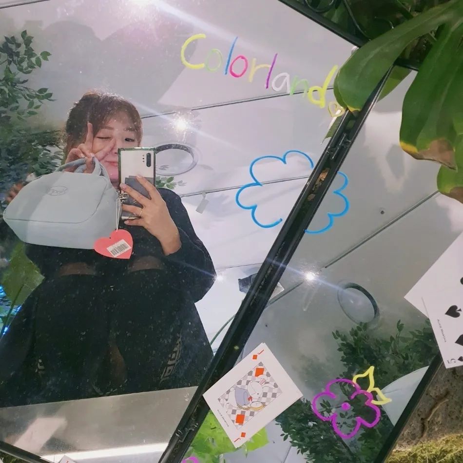 #초청행사 SFW서울패션위크
2023 : B the B 비더비쇼룸
이상한 나라의 앨리스마샤에서 가방 보고 온 날

가방이 하나같이 다 이뻐서 
뭘 골라야할지 고민되고
전시관도 너무 매력있던 이 공간! 
실제로 보고 QR로 웹구매 하는 
형식도 재미있고 전시장 곳곳
카드로된 응모권도 쏘옥 넣고 왔는데
 두근 뽑혀랏!♡
 

✔️전시기간 : 3월 2일~4월16일
✔️시간 : 10:00~21:00(매주 월요일 휴무)
📍DDP BtheB 비더비 쇼룸으로 가면 
앨리스마샤 만나볼수 있지 ♪

alicemartha.official

#협찬 #앨리스마샤 #alicemartha #DDP #seoulfashionweek #서울패션위크 #데일리룩#데일리코디#패션인플루언서 #패션스타그램 #육육걸즈 #66girls #전시회 #패션쇼 #팝업스토어
#레닌백 #레닌