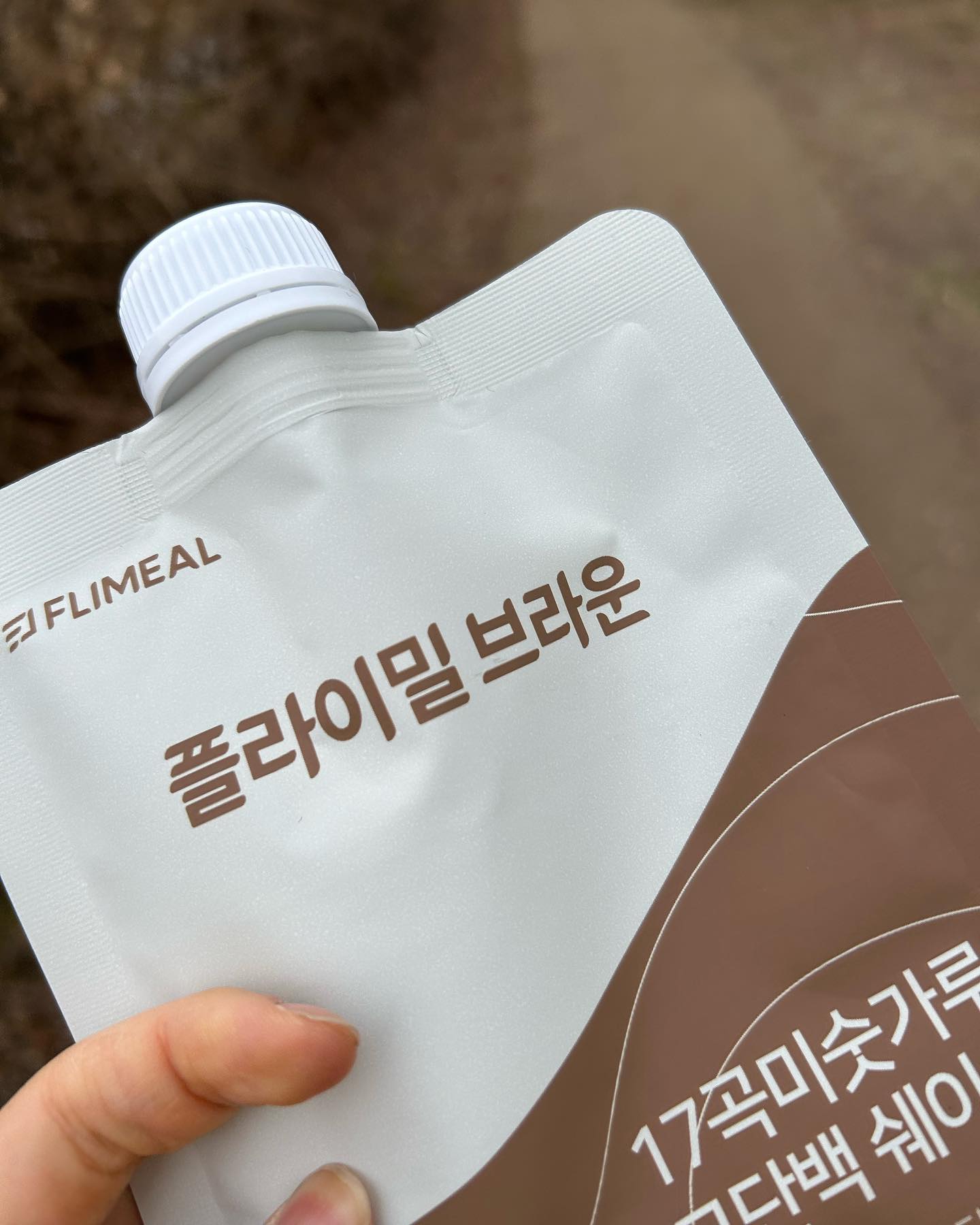 오늘은 첫 내돈내산 후기 !! 
[맛 ,성분,가격]
일단 맛은 훌룡해요 .초코 맛도 나름 강하게 나서 당떨어졌을때 먹기 좋구 흑임자 맛은 할매입맛 한테 추천하는데 ..그중에서 제일 맛있던거는 녹차 …!우유랑 먹던 물이랑 먹던 제일 최고 였어요 .제가 녹차를 좋아해서 그럴 수 도 있는데 완전 진하고 은근 쌉쌀하면서 최고였습니다 ㅎ 다시 구매할 것 같은 맛은 흑임자랑 무족건 녹차 3개 [맛 🌙🌙🌙🌙🌙]
성분은 제가 본 것 중에 단백질 함량이 가장 높고 당류도 낮고 완전 좋습니다 [성분 🌙🌙🌙🌙🌙]
가격이 학생인 제가 사기에는 조금 부담되지만 세일을 자주하고 있어서 그때만 구매를 하고 있긴합닏ㅏ.. 근데 다른데랑 비교를 해도 평균 가격이여서 많이 비싼 것은 아닙니다.
BUT 유일하게 단점을 뽑자면 포만감이 오래가는 편이기는 하지만 저는 배가 자주 고파하는 성격이여서 그리 오래가지는 않았습니다 . 그래도 재구매 할 것 같네요 ㅋㅋㅋㅋㅋ 너무 훌룡한 쉐이크여서@👍🏻👍🏻👍🏻♥️♥️
오해하지마세요 진짜 협찬아니에요 협찬오히려좋아 ..[플라이밀은 대기업..]
#프라이밀#내돈내산#내돈내산후기#후기#다이어트#다이어트쉐이크#리뷰#프라이밀그린 #프라이밀쉐이크#다이어트쉐이크#추천#단백질쉐이크 #다이어트식단#맞팔해요#협찬환영#질문댓글 fullight_official