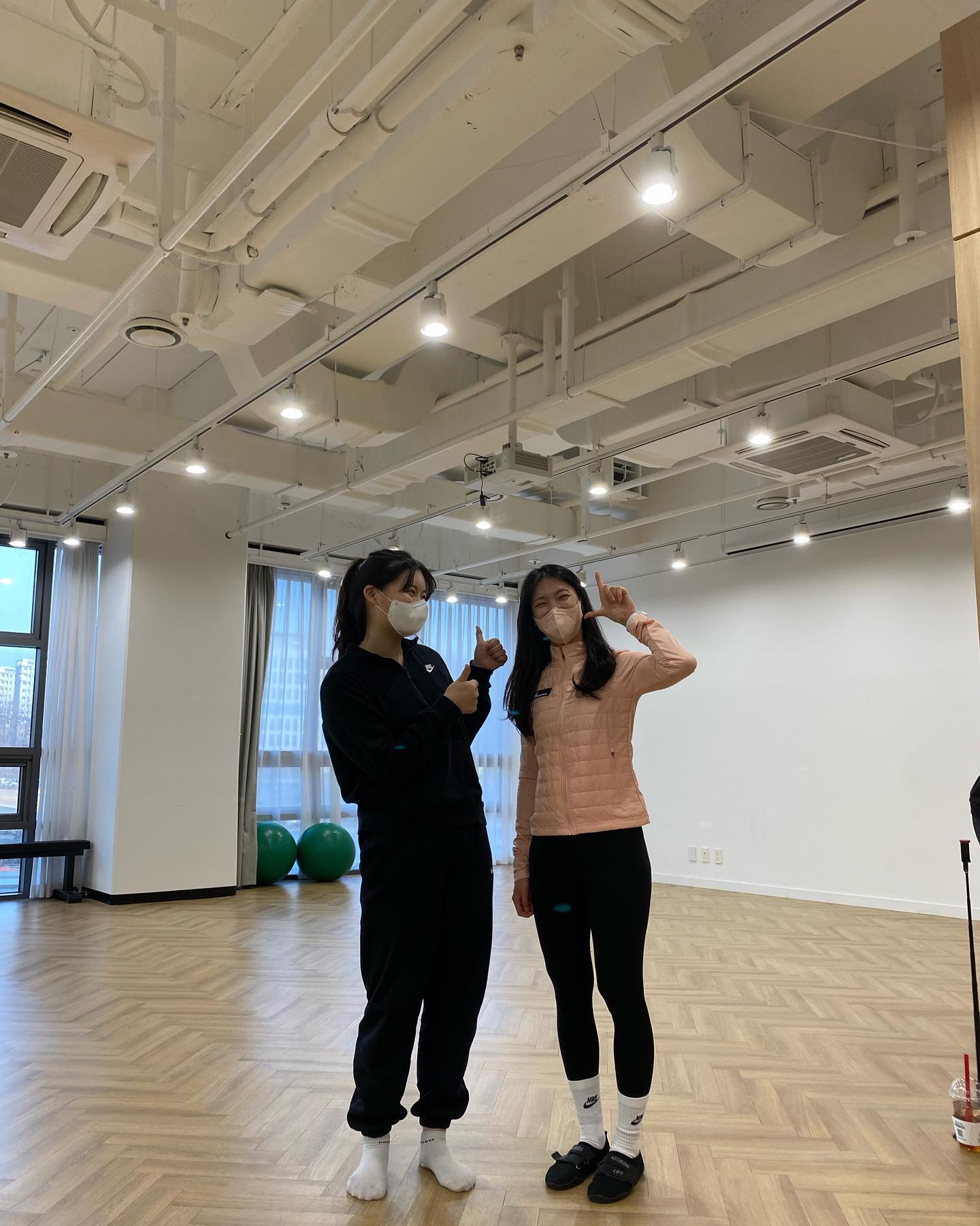 일주일에 단 하루 쉬는 토요일..
코어클래스로 불태웠따🔥🔥
오랜만에 너무 재미있는 클래스 들어서 씽남!!!!! 이거 잊지 않고 몸에 익혀서 꼭 써먹어야짓☺️☺️
클래스 듣게 해주셔서 감사하고 너무 유익했습니닷!!👍😀👍 최고..
.
.
.
.
.
#라겟옴 #코어운동 #트라택아카데미 #트라택 #국제수료증 #주말운동 #뿌듯 #소도구트레이닝