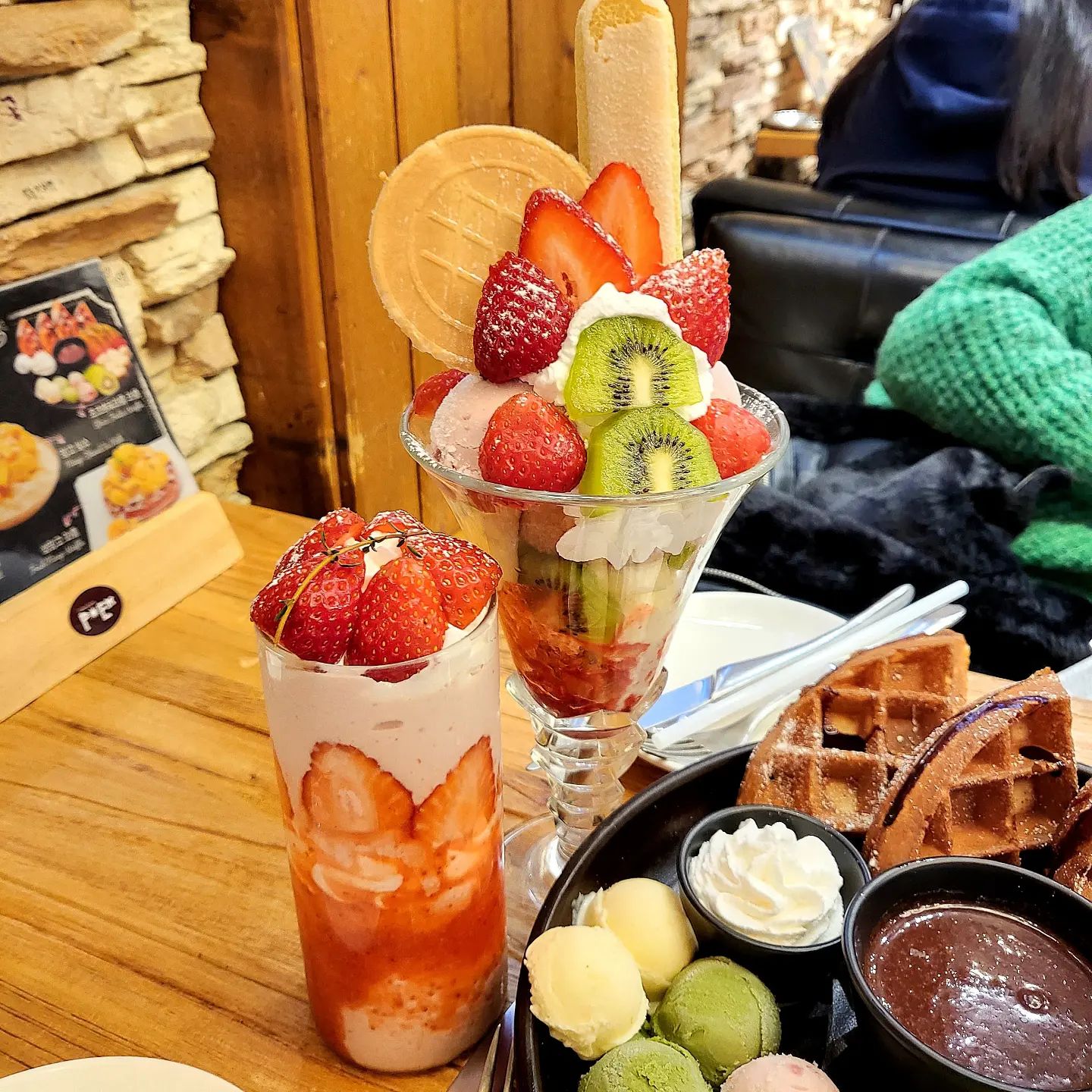 이렇게 이쁜 파르페 보셨나요❓️

완전 딸기 천국이더라고요!! 예쁘기도 하지만 맛은 진짜🥰🥰 분위기도 엄청 좋고 과일이랑 아이스크림을 퐁듀에 찍어 먹으면 달달하니 살살 녹더라고요!! 
과일 좋아하고 달달한 거 좋아하신다면 꼭 가보세요❗️❗️
와플도 엄청 바삭바삭하니 좋더라고요😋😋
요즘 명동에 길거리 음식이 핫한데 명동 길거리에서 먹고 마지막에 후식으로 먹으면👏👏👏👏👏

🍓 포엠
🥝 서울 중구 명동4길 13
.
.
.
.
.
#먹스타그램#맛스타그램#푸드스타그램#먹방#디저트맛집#명동디저트맛집#명동맛집#명동디저트#명동카페#명동카페추천#명동#명동맛집추천#파르페#와플#퐁듀#과일와플#딸기천국#🔥🔥🔥