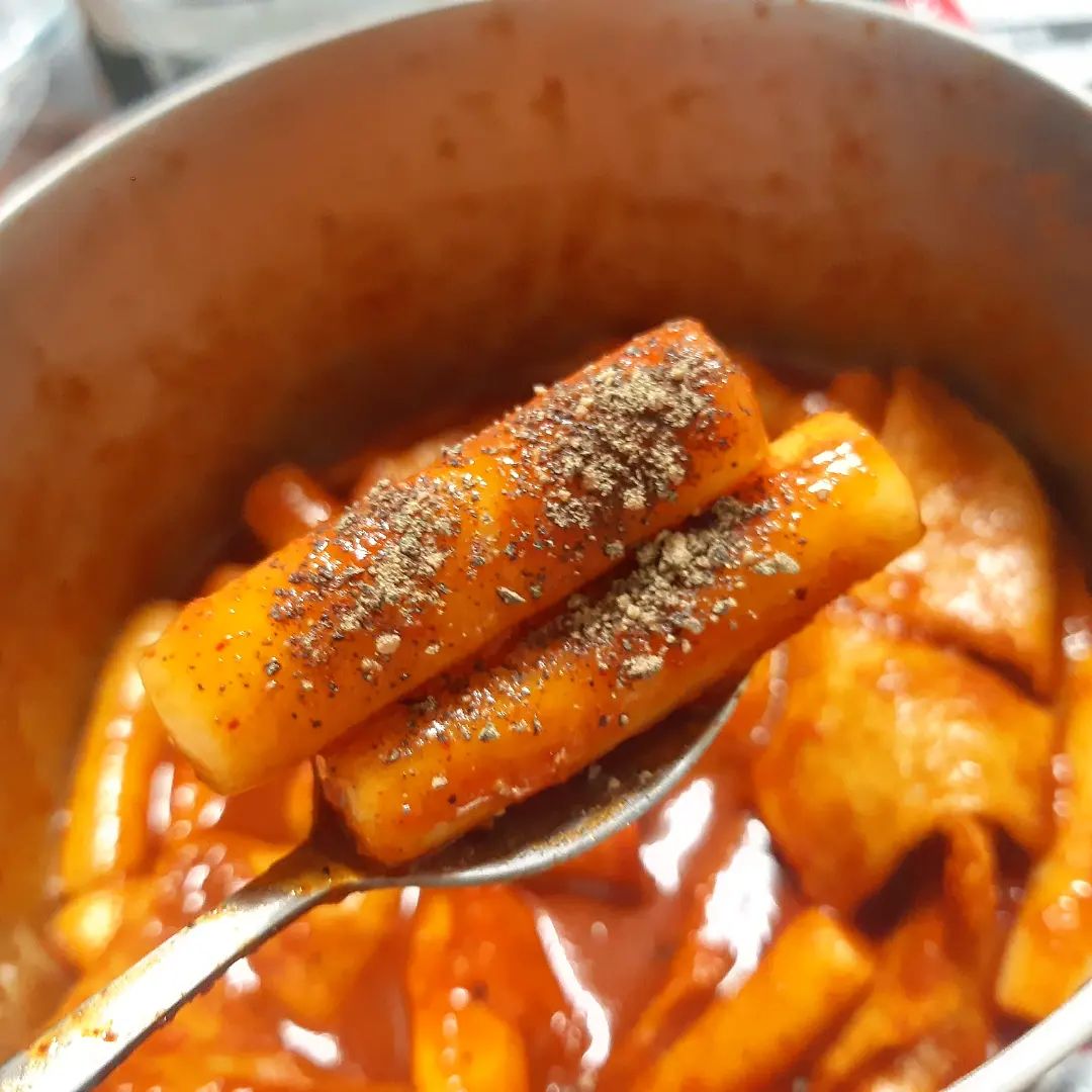 #협찬 진짜 #후추 200% 들어간 #통후추떡볶이 ! 여깄습니다..🥰
후추향 그득 떡 한 입 하면 새상 을메나 행복하개요~~❤ 
후추 러버 분들 손..! 전 매우 몹시 역시나 정말 좋아합니다..!!
후추 안 넣었을 때는 달달한 분식집 떡볶이고 후추 널으면 매콤하게 맛있께 즐길 수 있어요! 두 가지 맛 즐길 수 있어서 좋아요!
 어묵은 또 #환공어묵 을 사용해서 더 풍미가득하게 맛있게 먹을 수 있었어요 헤🥰 어묵 맛 중요한 거 아시죠! 
떡은 말해뭐해 쫄깃하니 맛났어요.. 한 자리에서 떡볶이 다 먹어본 거 진짜 오랜만이였습니다! 떡 올리고 후추 가득 올려서 한 입 하면 후추 향땨문애 마쳐요 진짜..
 거기에 또 #통에그카츠 까지 같이 구성 돼있는데 아거 이거 떡볶이랑 넘 잘 어울리던데요! 계란후라이 튀김인데 튀김은 다 떡볶이랑 잘 어울리는 듯..😘 떡볶이 소스에 푸욱 담가서 한 입 하면 극락이에요..❤

allbox.kr 

#후추떡볶이 #김민경떡볶이 #먹는낙떡볶이 #에그카츠 #대구떡볶이 #분식 #분식스타그램 #간식스타그램 #야식스타그램 #매운음식 #김민경의먹는낙 #추억의떡볶이 #먹스타맞팔 #먹스타그램 #먹팔맞팔 #먹팔 #맛스타 #맛스타그램 #떡볶이 #먹부림