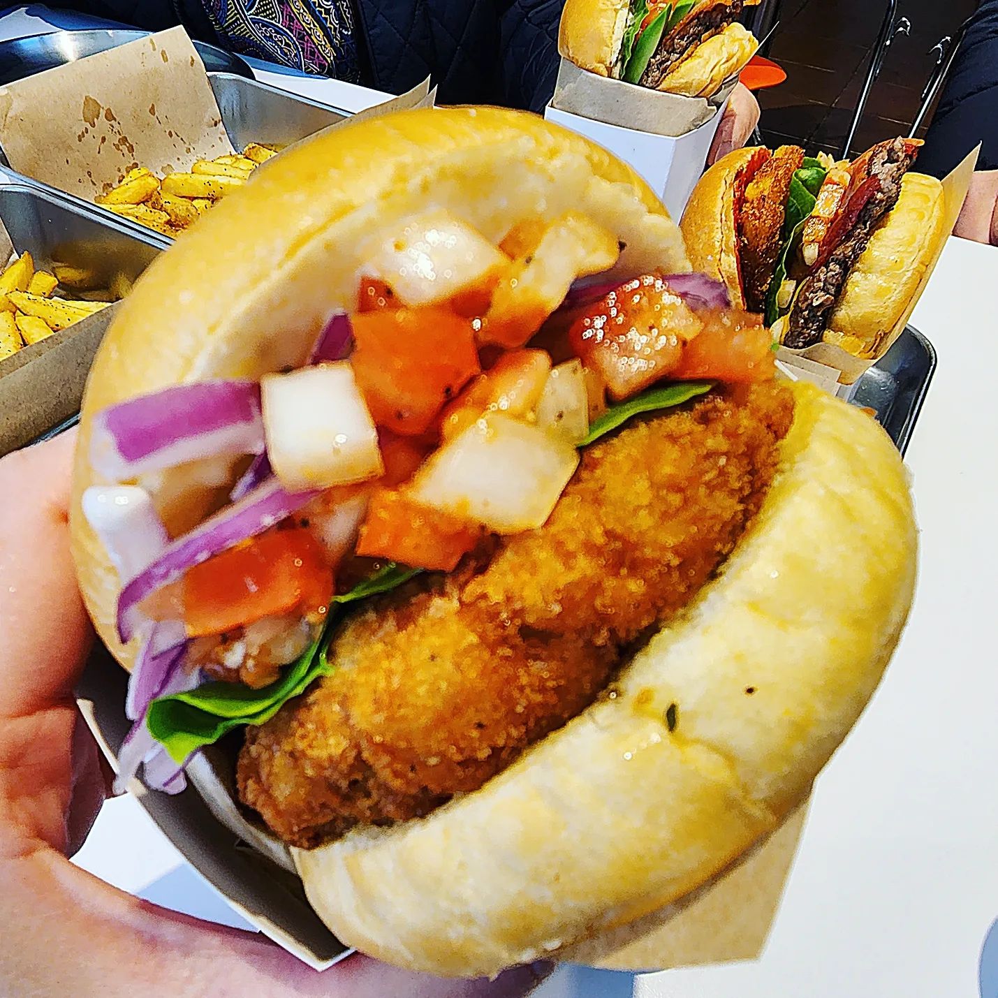 #협찬 #브리즈버거
.
.
.
푸딘코가 인증한 내방역 버거 맛집이 있다??!!

바로 내방역 3번출구에서 5분 거리에 있는 " 브리즈 버거 "

젊은 사장님들이 운영하는 곳이라 감성 가득 수제 햄버거집이예요~

버거 메뉴는 총 7가지가 있어요 

💕해쉬브라운💕_9.0(단품)
해쉬브라운 버거는 소고기 패티, 아메리칸 치즈, 베이컨, 할라피뇨,
해쉬브라운, 로메인, 살사, 하우스 소스가 들어간 버거로서
수제 소고기 패티와 짭짤한 베이컨 해쉬브라운 조합이
최고였던 버거 였어요 🍔

💕아보카도💕_9.5(단품)
아보카도 버거는 소고기패티, 아메리칸 치즈, 베이컨, 아보카도,
로메인, 살사, 레몬마요 소스의 조합으로 짭짤한 맛을
아보카도가 잡아주어 고소하면서도 찐한 맛의 버거 였어요 🍔

💕쉬림프💕_9.5(단품)
쉬림프 버거는 진짜 찐 새우를 다져서 만든 새우 패티가
아주 두툼하게 들어가 있는 버거였어요!
슬라이스 된 로메인과 자색양파 그리고 살사와 레몬마요네즈 소스가
상큼하면서도 느끼함을 잡아주어 탱글한 새우 식감이 살아있는 찐맛 새우버거 🍔

💕갈릭/ 오리지널 프라이즈💕_6.0/ 4.0(단품)
갈릭프라이는 달짝하면서도 고소한 갈릭향이 나는 마요베이스의 소스라
감자튀김과 너무 잘 어울리더라구요!
케첩 없이도 너무 맛있었던 갈릭프라이🍟🍟
오리지널과 케첩의 조합은 말할 필요 없이 good
2명이상 세트로 주문할 시 갈릭프라이 하나 
오리지널 하나씩 주문해보는 것을 추천드립니다 ㅎㅎ

수제버거 중에서는 가끔 버터 듬뿍으로 구워 느끼한 곳도
많은데 브리즈 버거는 ​담백한 맛과 헤비한 느낌이 덜한
수제버거 맛집이였어요~

✨영업시간✨
일~금 11시 30분 ~ 21시
라스트오더 20시 15분
토 11시 30분 ~ 15시 
라스트오더 14시 15분
📞0507-1339-4232

#버거맛집 #방배맛집 #내방맛집 #내방역맛집 #수제버거
#수제버거맛집 #푸딘코맛집 #아보카도 #해쉬브라운 #쉬림프 #갈릭프라이즈 #오리지널프라이즈 #🍟