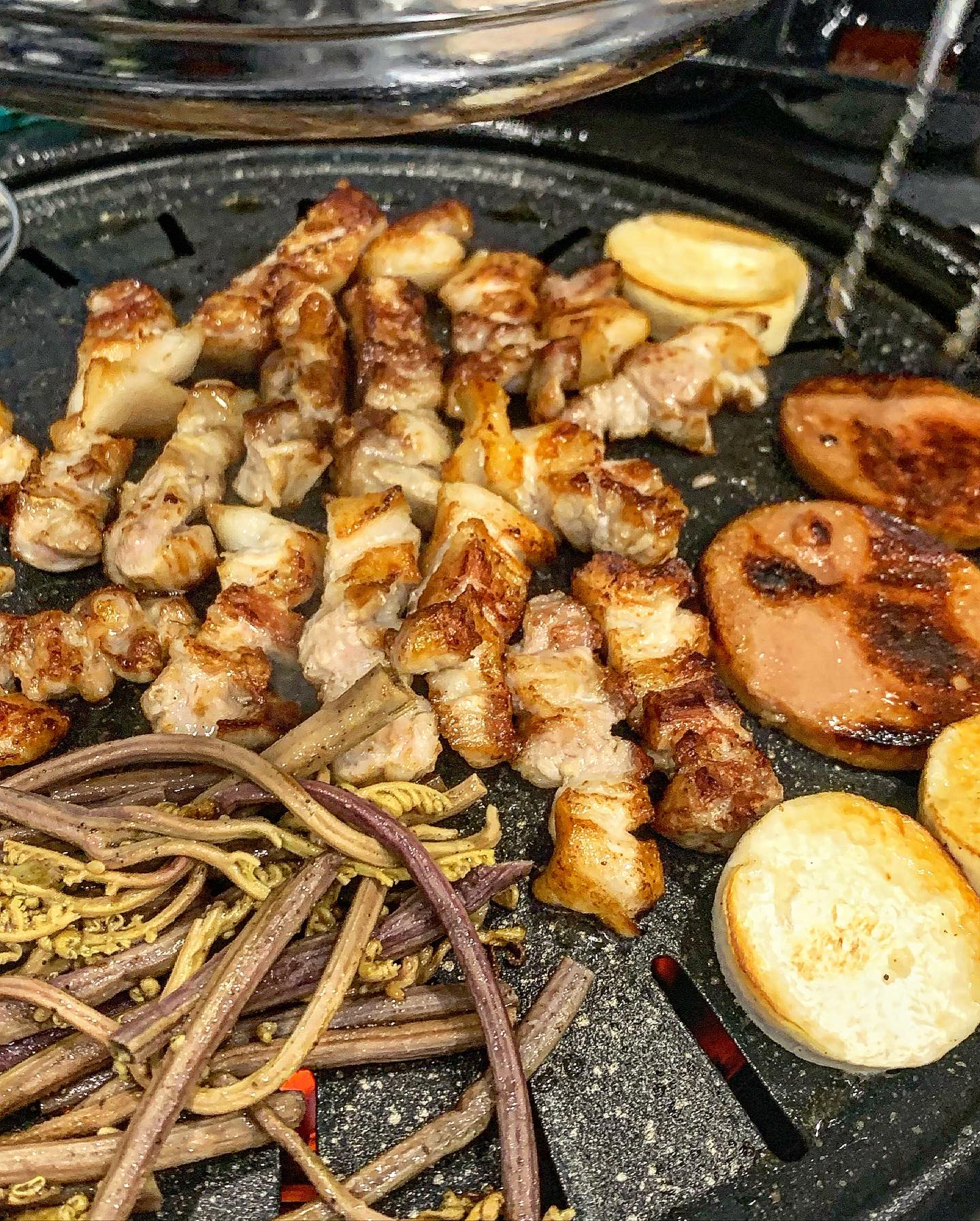 🥩대구 숙성고기전문 #고기잘하는집 

💟 숙성통삼겹 2인 & 숙성 막창 2인

안지랑곱창골목 근처에 맛있는 숙성고기전문점이 있다는 소문을 듣고 와존 #고기잘하는집 🙋🏻‍♀️

 평일 저녁이었는데도 동네에서 유명한지 손님들이 계속계속 들이차던 찐맛집이었어요🙂👍

저희는 숙성 생삼겹 2인분에 숙성 막창 2인분을 주문했구요~

미리 예약드리고 가서 밑반찬은 먼저 준비되어있었어요!! 진짜 밑반찬 모두 신선하고 다양하고 진국이었는데 그중에서도 김치전이 👍🥹 
 
김치전은 무조건 따뜻할때 드세요!! 처음나왔을때 배고파서 집어먹다가 막창 구울때 다시 구워서 먹으니까 더 맛나게 먹을 수 있었구요😍

첫번째로 구운 숙성 생삼겹!!
진짜 두껍고 맛있었던 생삼겹.. 고기맛집을 찾았어요 ㅠㅜ🥰 쌈에 싸서 한입 먹자마자 육즙 팡팡 터지고 고소한 맛가득.. 함께 구운 고사리랑 버섯, 소시지랑도 완벽한 조합이었어요,,🫶

삼겹살에 소주를 시작할때쯤 타이밍 좋게 나온 된장찌개😍 고기 한창 먹고 있을때 나오는데 딱 술 들어갈 타이밍에 맞춰 나와서 더 좋았어요.. 희희🤍

그다음 구운 막창!! 생삼겹하곤 또 다르게 진짜 쫄깃쫄깃하고 맛있었던 막창.. 👍 두가지 조합이 진짜 꿀맛이었네용 ㅎㅎ 

 대구 안지랑곱창골목 근처 맛있는 숙성고기전문점 찾으신다면 안지랑 #고기잘하는집 추천드려요🙋🏻‍♀️❤️

. 

📍 주소
  대구 남구 현충로 132 1층
📍영업시간 
  16:00 - 23:00 (매달 1,3번째 일요일 정기휴무)