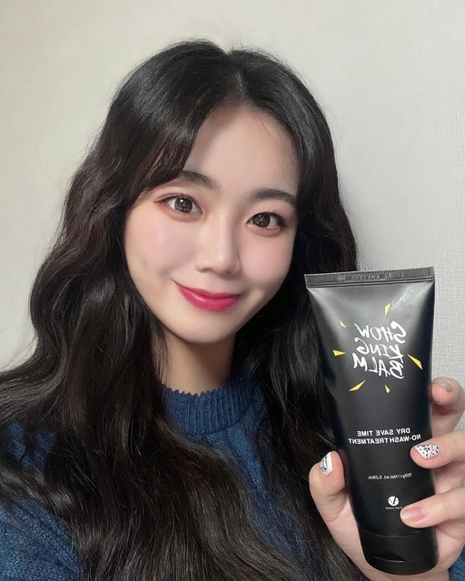 𝒥𝒾 𝑒𝓊𝓃🕊 on Instagram: "#광고 
잦은 고데기 사용으로 상해버린 나의 머릿결…. 종종 미용실에 가서 클리닉을 받긴 하지만 시간도 시간이고 돈도 너무 부담돼서 고민중이었어요🫠
그러던중 집에서도 간편하게 관리 할 수 있는 이 제품을 경험하게 되었습니당

쇼킹밤 드라이 세이브 타임 노워시 트리트먼트를 사용하고 나서 좋았던 부분은 씻어내지 않아도 되는 점 이었어요!
평소 쓰던 씻어내는 타입의 트리트먼트는 ‘이렇게 씻어내버리면 영양성분이 머리에 얼마나 남을까…’ 의심이 들었거든요!

단백질 코팅 기술로 열기구로 인한 열손상 보호 효과가 있어서 오랜만에 물결고데기도 부담없이 퐝퐝 해주었다는🥰

출시 기념 45% 할인 이벤트중이니 많은 분들이 경험해보셨으면 좋겠어요✨

#광고#쇼킹클리닉#쇼킹밤#쇼킹밀크#노워시트리트먼트#바르는트리트먼트#헹구지않는트리트먼트#탈색모트리트먼트#손상모복구#녹은머리복구#헤어크리닉#헤어밤#트리트먼트추천#손상모케어#손상모트리트먼트"