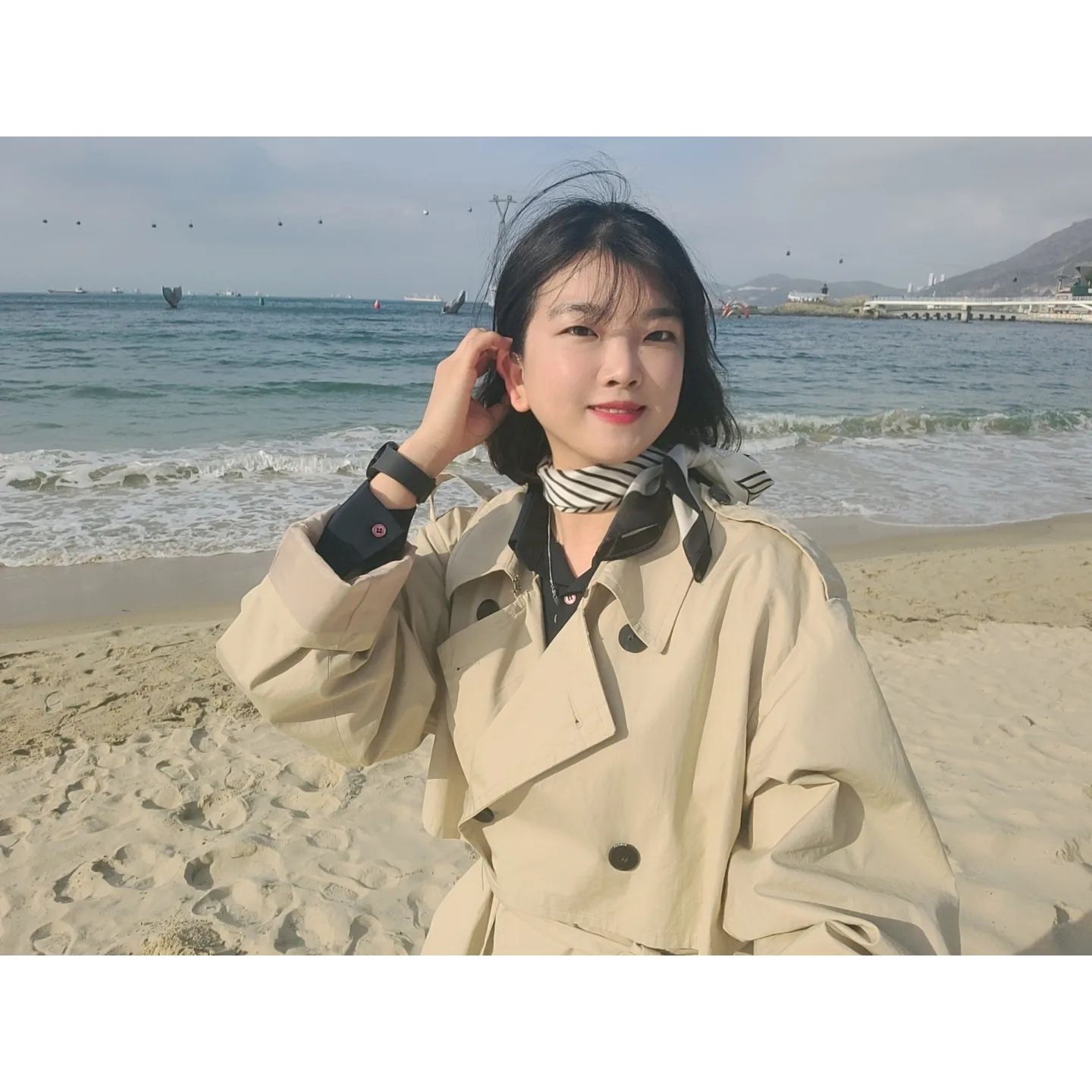 BUSAN 🌊⛵️
부산 출장 중 소소한 복지
렌트카 시간도 열차시간도 남았으니 바다 한 번만 보자!
내 복지 내가 챙겨~ 💙

#송도해수욕장 #부산
평일에 가니까 진짜 사람 없어서
삼각대 안들고 갔음 내사진 못찍고 그냥 올 번 😢

이제 막 1년차인데 혼자 지방 출장 보내서 덜덜덜 떨며 갔다만, 이제 1인분 한다는 의미 아니겠누~ ٩( ᐛ )و (병원 대기만 1시간... 기 다빨린편,,,)

원장님, 간호사들한테 스몰톡 걸고 능글맞게  끼 부리는것도 요령 생겨서 재밌음 ꉂꉂ(ᵔᗜᵔ*)!

👩: 원장님~ 혹시 이 근처 맛집 아시나요? 부산 왔는데 맛있는 국밥 한 그릇 하고싶어서요~
👨‍⚕️: 나는 우리 선생님들 가는데만 따라가서, 수쌤이 잘알거야~ 수쌤한테 물어보세요.
👩: 오오 네!! 감사합니당~
간호사쌤이 지도까지 그려주셔섴ㅋㅋ 잘 찾아가서 맛나게 먹었다... 
#서면 #수영돼지국밥 존맛탱 ❤️
#epik #busan

아 부산에서 운전 긴장했는데 나름 할만 했다! 도로가 좀 이상하기는 한데 네비 잘보고 초보만 아니면 운전 할 만한듯! 도로위 빌런은 어딜 가든 있으니 패스!
