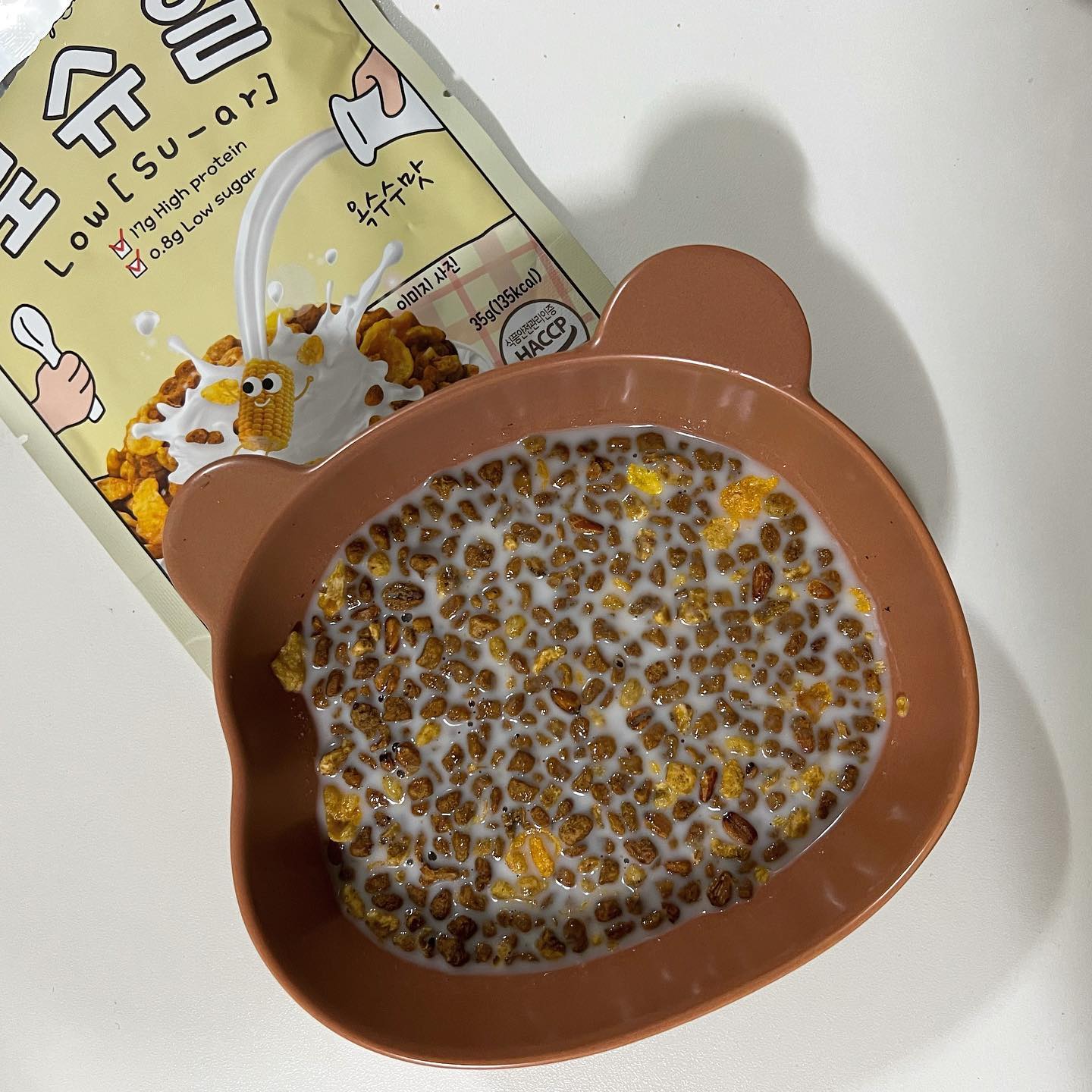 아몬드브리즈 + 로슈얼 옥수수맛 

시리얼은 우유에다 먹는 걸로..!🥲