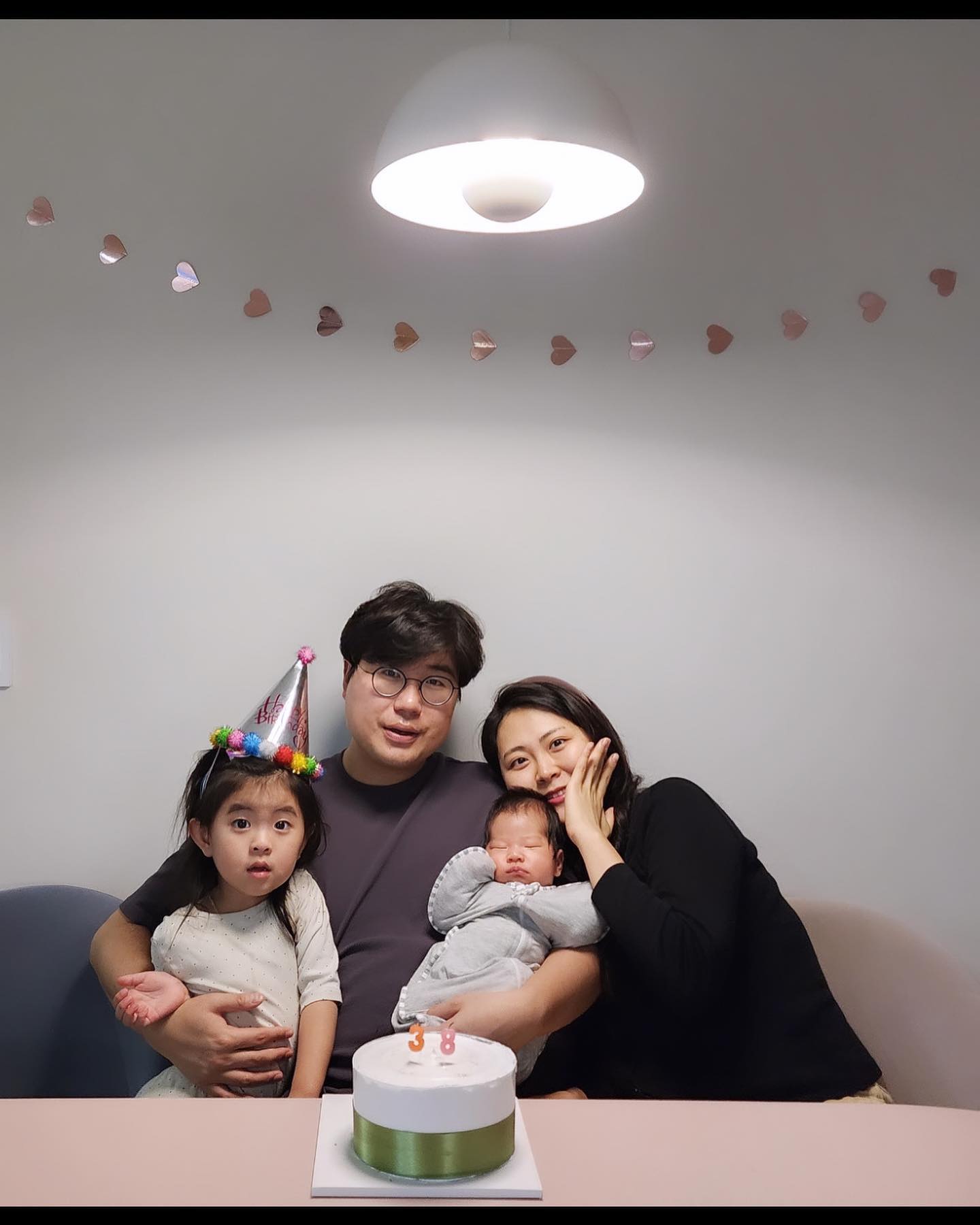내꺼 오빠 생일축하해 !
신생아 최연우로 인해 완전 초스피드 생파 끝 ! 
우리가족 지금처럼만 행복하자♥️
#우리가족포레버 이제 자자
37인지 38인지 헷갈려죽겟네