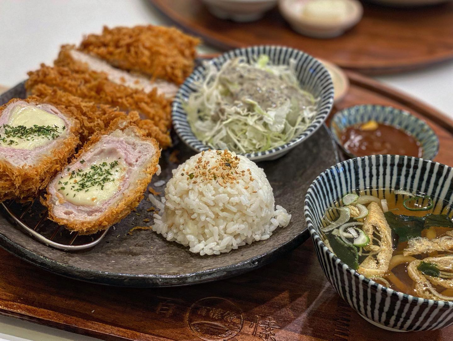 백소정 

오픈했다길래 방문!!
마제소바도 시켰어야 됐는데
그냥 돈까스정식으로 휘리릭!

너무 기대를 했나!!
돈까스는 솔직히 너무 뻣뻑!?

새우튀김은 말해머해 존맛이구
카레듀 그냥 평범!

담엔 마제소바 도오전하러 고고