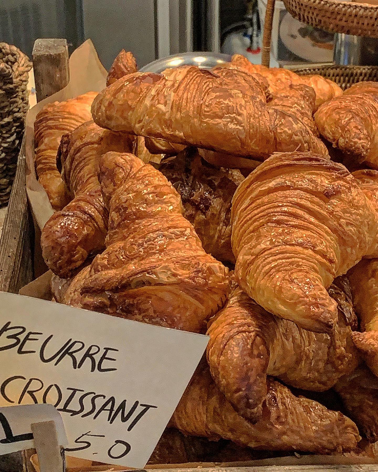 #신용산 #테디뵈르하우스

인생 크로와상을 만났습니다 🥐🥐🥐

드디어 가 본 테디뵈르 하우스.
이번에도 역시나 카페이용은 불가능한 도전이였고, 포장으로 겟챠 !
솔직히 요즘은 어딜가나 맛있는 빵집들이 많아져서 나름 빵에 대한 수준이 모두들 높아졌다고 생각하는데, 여기는 정말정말 맛있었다.

일단 패스츄리 식감이 정말 예술임...
바사삭하다가 쫄깃하다가... 아주 도라방스 🤗 거기에 버터향이 아주 가득해서 풍미 역시 도라방스 그 잡채!!!!!!

가격과 웨이팅은 착하지 못하지만 한번 맛보면 또 가고싶어지는 빵집 💘

📌 버터 크로와상 ₩5000원
📌 피스타치오 퀸아망 ₩6300원
📌 커스터드 & 초코 ₩5800원

#먹스타그램 #먹스타소통 #먹스타맞팔 #먹스타 #빵스타그램 #서울맛집 #신용산맛집 #신용산카페 #삼각지맛집 #삼각지카페 #맛집추천 #메뉴추천 #디저트 #디저트맛집 #카페추천