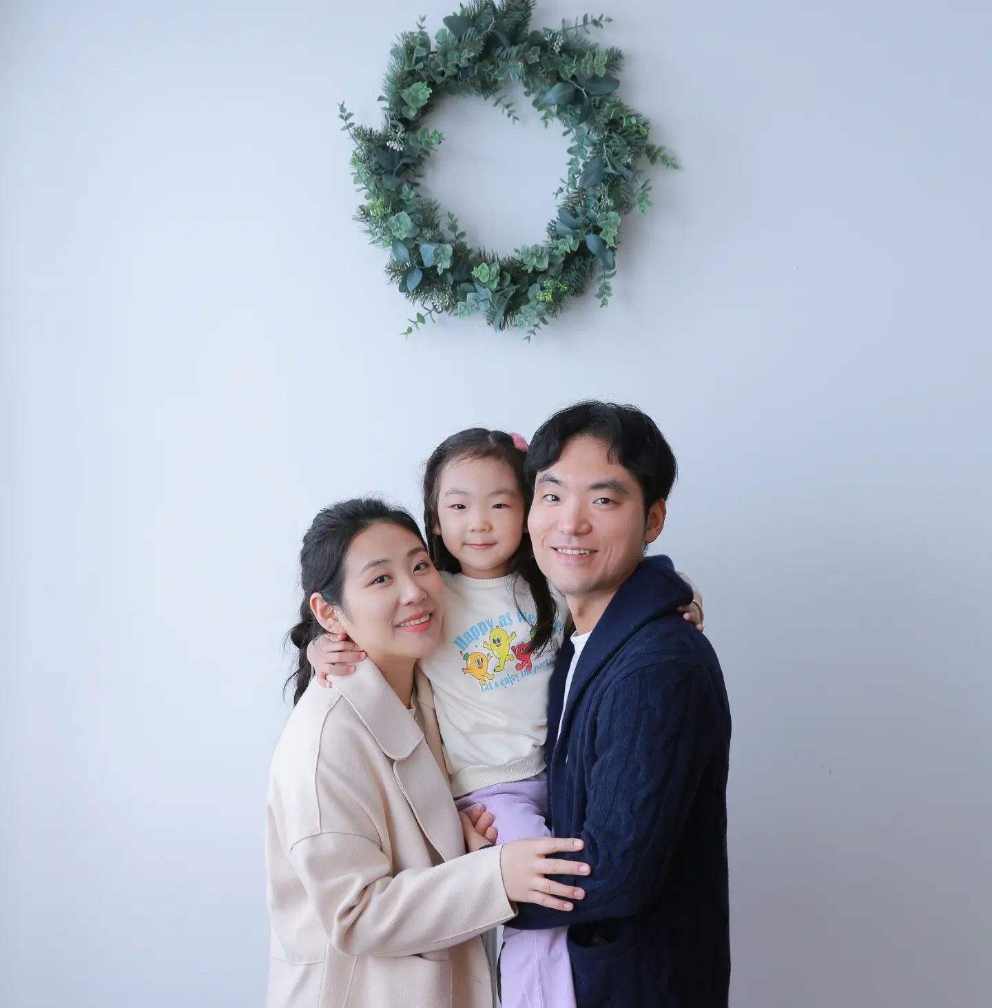 FAMILY 👨‍👩‍👧 

5살 기념맞이 하면서 
벌써 이만큼이나 컸구나를 실감하며
할머니도 같이 사진찰칵 📸

완전 똑닮은 패밀리ㅋㅋㅋㅋㅋㅋㅋ

어색보스 끝판왕인 으른들ㅋㅋㅋㅋㅋ
그렇지만 잘웃는 서혀니랑 가족같은 작가님의
노력으로 이만큼 예쁜사진을 건졌당~

표정없는 분들, 걱정하지마세요ㅋㅋㅋ
다~ 건질수있게 해주신답니당ㅎ
wooyeonst #우연스튜디오 

좀더 레벨이 오르면 야외촬영도 한번 도전해봐야지ㅎ
(아. 물론 살좀빼고ㅋㅋㅋㅋㅋㅋ )

아 이쁘당 우리딸🥰
우리가족 사랑해 💕
