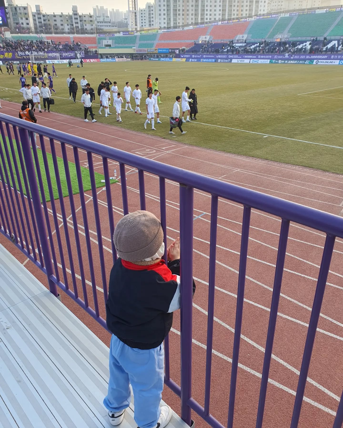 K리그 축구경기⚽️

오늘은 성남사는 아빠와 안양에 사는 아빠친구와 축구경기를 봤다ㅋㅋㅋㅋ
나름 아빠와 친구의 지역더비~~ㅋㅋ
경기결과는 성남의 패배... 아쉬운 경기였다!!!
우차니는 경기보다는...닭강정,감자튀김,젤리등 먹는다고 바빴지만ㅋㅋ처음으로 축구경기도 보고 열정적인 응원도 보고  큰 응원소리에 놀라기도 했다😅🤣
좋은 경험이 된 것 같다ㅋㅋ
다음에는 성남 홈으로 삼촌을 불러야겠다!!!!

집 가는 길에 "아빠랑 노는 건 너~~무 재미있어요!!"라고 했다😍
이거 한마디면 끝아닌가ㅋㅋ힘든 하루가 싹 씻겨 내려가는 멋진 말이였다👨‍❤️‍👨ㅋㅋㅋㅋ

다음 주말은 또 어디가지...❤️👍ㅋㅋㅋㅋㅋ