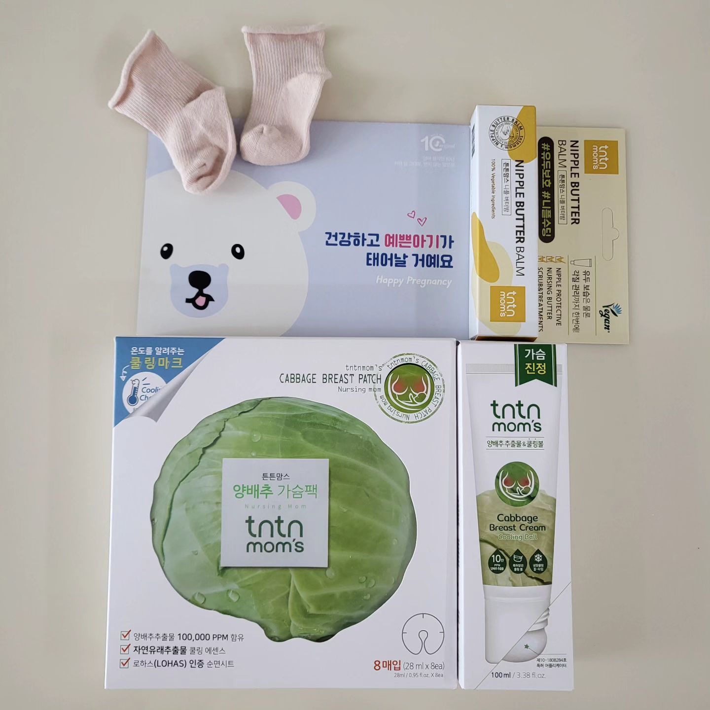 #협찬
🤰[튼튼맘스] 산후조리원 키트
38주차 임산부🤰라 
본격적으로 출산가방을 싸고있는데 
몇달먼저 출산한 친구가 진통보다 젖몸살이 
더 아팠다고,,😢 그래서 출산전 조리원필수템 이라는
국민템3종 튼튼맘스의 산후조리원키트 를 준비했다✌
.
👉 튼튼맘스 양배추 가슴팩
👉 튼튼맘스 양배추 가슴크림 쿨링볼
👉 튼튼맘스 니플버터밤
.
양배추가 열감을 내리는데 좋다는건 익히 알고 있었는데
팩이랑 쿨링볼로 나오다니,,
보습은 기본이고 간편하게 사용할수 있어 좋고
냉장고에 넣어서 사용하면 쿨링감 쩌러,,😭😭
니플버터밤은 꾸덕한 제형의 밤으로 보습, 각질관리에 최고👍
비건인증받은 제품들이라 더 안심된다🌿
10box_official tntnmoms_kr
#텐박스 #튼튼맘스 #양배추가슴팩 
#양배추가슴크림쿨링볼 #니플버터밤 #산후조리원키트
#출산준비물리스트 #출산준비용품 #수유맘 #출산선물
#출산용품리스트 #조리원필수템 #출산가방싸기
