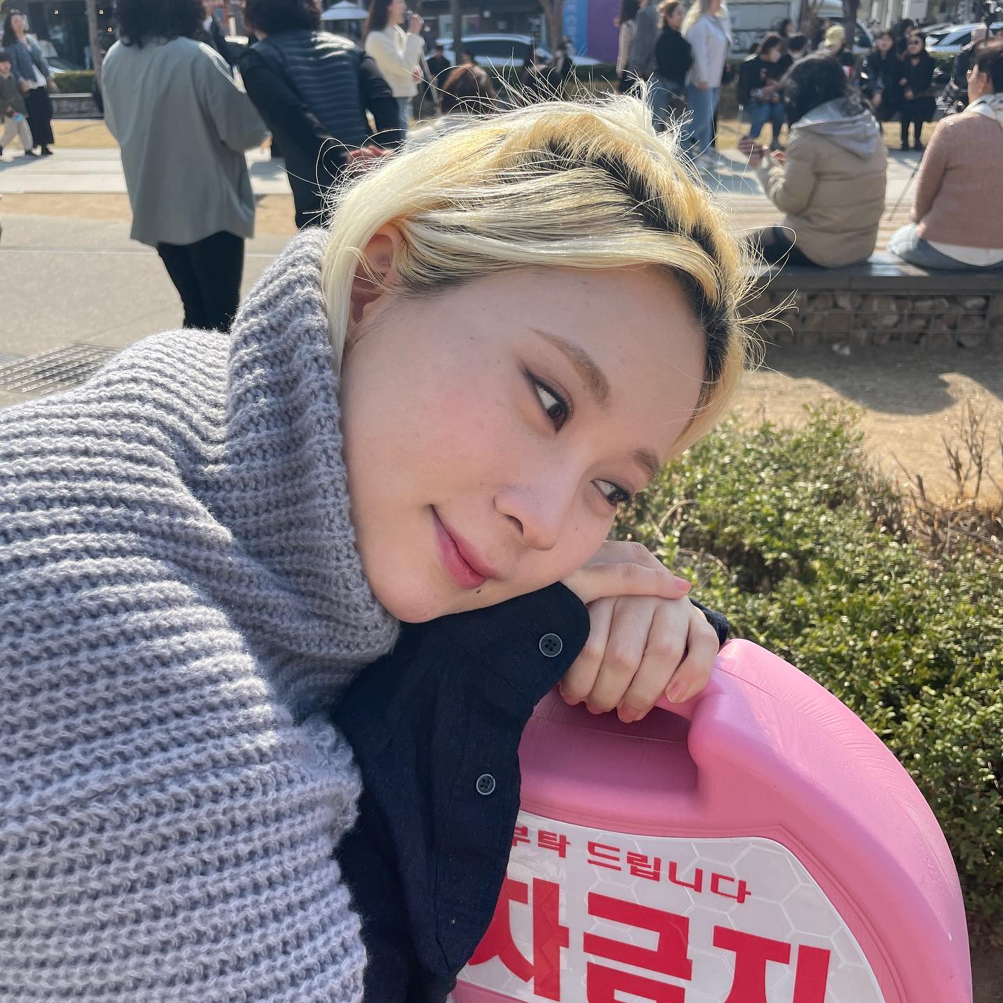 #광고
hash.up

봄이라기엔 아직 춥지만 슬슬 낮에는 따뜻해져요!
휘뚜루마뚜루입기 좋은 가디건,,
두께감은 얇지만 보들보들 착용감이 좋아, 자주 입게되는 베이직한 아이템이에용

회색 쳐돌이 이번에도 회색으로 주문했궁
키작은 나에게 딱 맞는 기장감!
난쟁이들 주목하세요!!!! 다리길어보이는 기장입니다 땅땅!!!
.
.
.
.

#지퍼가디건 #숏가디건 #데일리가디건#데일리룩 #간절기가디건 #니트가디건 #가디건추천 #편안한옷