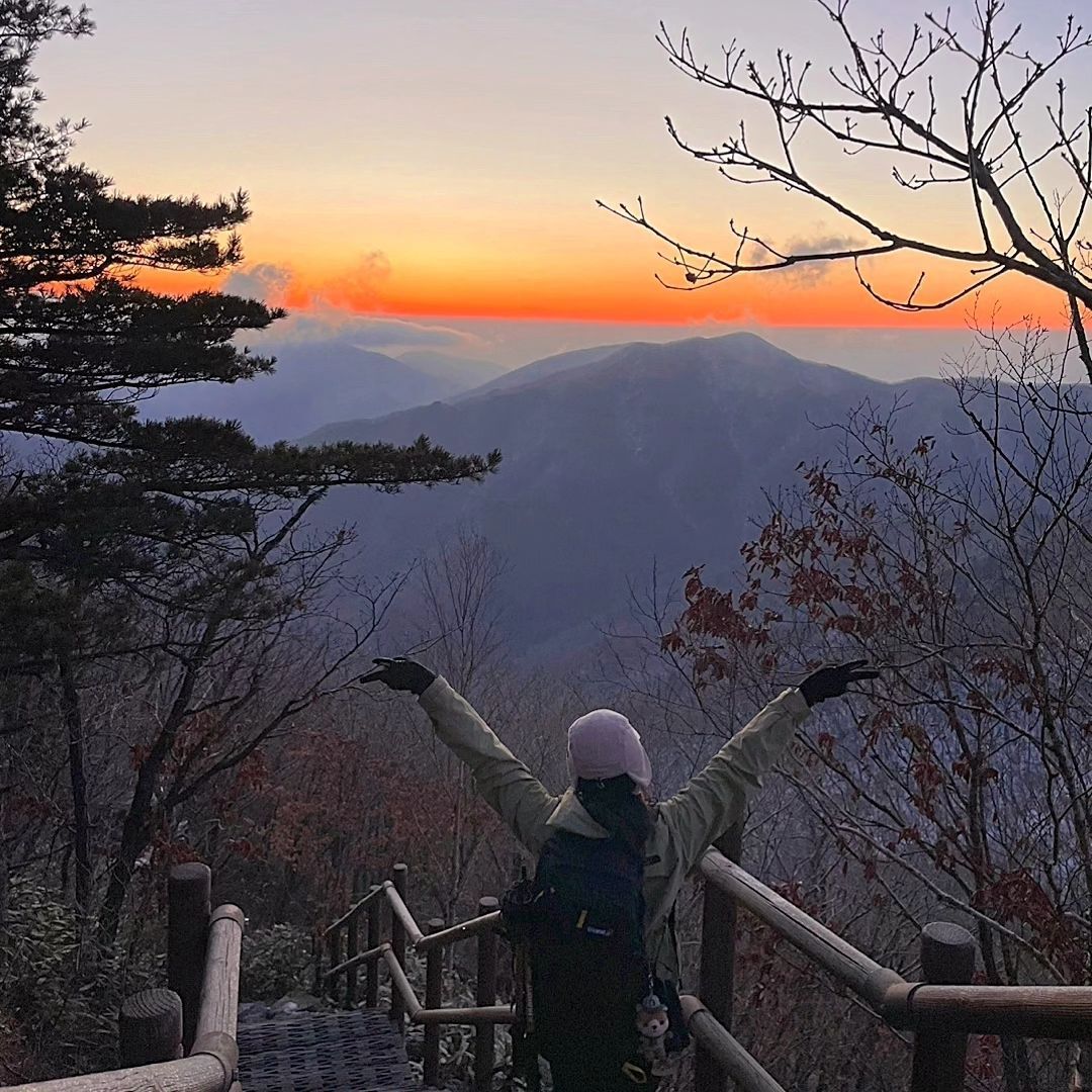 230225 덕유산 일출산행🌄🏔
어둡고 무서워 죽을뻔했지만 혜은이 손 꼭 붙들고 수다떨면서 열심히 올라감! 일출을 아깝게 정상에서 보진 못했지만 여명을 보면서 올라가는것도 황홀했다🙂설산은 기대도 안했는데 운좋게 상고대도 만남 :) 힘들었지만 행복산행~^^

#덕유산 #덕유산국립공원 #덕유산향적봉 #일출산행 #무사와요