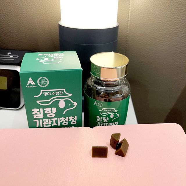 늘 지금처럼, 신혼부부💓 on Instagram: "#협찬
⠀⠀⠀ ⠀⠀⠀⠀⠀⠀⠀⠀⠀⠀⠀⠀⠀⠀⠀⠀⠀
* 침향기관지청청 *
⠀⠀⠀ ⠀⠀⠀⠀⠀⠀⠀⠀⠀⠀⠀⠀⠀⠀⠀⠀⠀
오랫동안 함께 하고픈 반려견.묘를 위한 기관지 영양제 <댕이수랏간> 소개할게요 😊
⠀⠀⠀ ⠀⠀⠀⠀⠀⠀⠀⠀⠀⠀⠀⠀⠀⠀⠀⠀⠀
서울대 수의통합의학 연구센터에서 만든 기관지관리청이예요-! 
미세먼지, 각종 감염에 취약한 아이들의 호흡기 걱정 많이 되시지요💓💓
⠀⠀⠀ ⠀⠀⠀⠀⠀⠀⠀⠀⠀⠀⠀⠀⠀⠀⠀⠀⠀
저희 막내조카가 키우는  냥이 노랑이도 잘 먹더라구요 (๑˃̵ᴗ˂̵)
오래 함께하고 싶은 귀염둥이 노랑이도 맛있게 냠냠🤤
⠀⠀⠀ ⠀⠀⠀⠀⠀⠀⠀⠀⠀⠀⠀⠀⠀⠀⠀⠀⠀
기관지 회복을 돕는 침향 / 편안하고, 거부감 없는 맛 / 기관지에 좋은 영양성분이 가득 들어있는 청 추천드려요!"