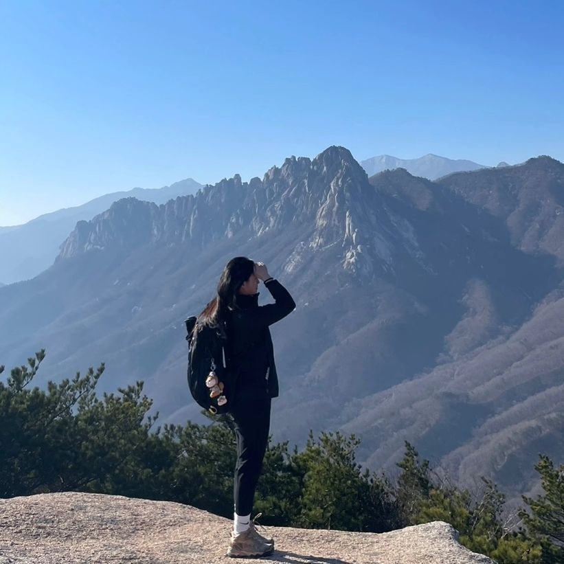 금강산 신선대(성인대)
멋진 울산바위뷰⛰️
40분 깔짝 올라가도 볼 수 있은 최고의 경치👏
운동한 느낌은 없어서 아쉬움ㅠㅠ
다들 절벽에서 사진찍던데 난 목숨이 소중하니까 생략(겁먹은거 절대 아님 암튼 아님)
#금강산 #금강산신선대 #설악산 #울산바위