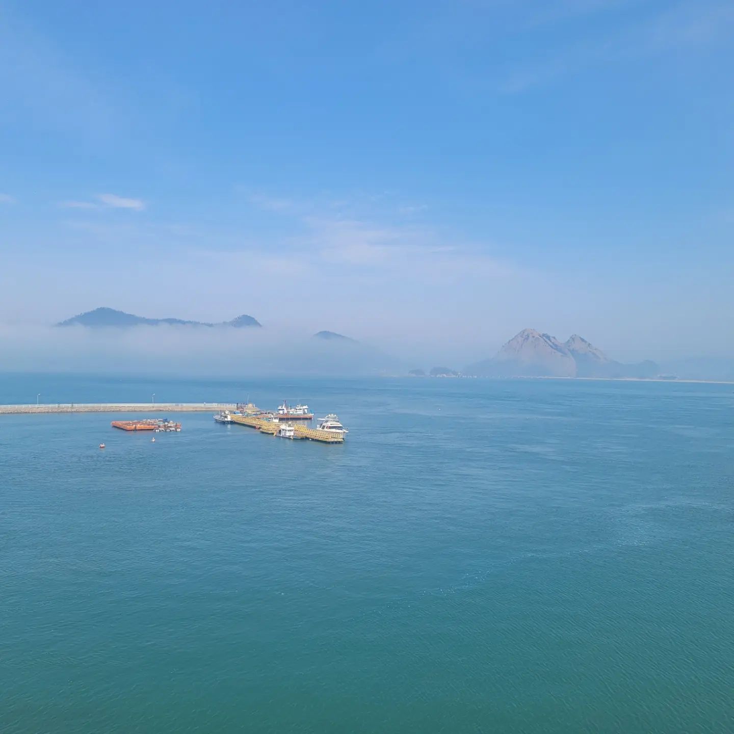 #부부데이트 #군산대장도
.
초미세먼지 경보에도 우린 간다~
신랑휴무에 맞춰 휴가쓰고,
군산 섬여행 드라이브 중~~
.
대장도 찍고 이동 중~~ 
.
.
.
.
#서해바다 #바다구경 #고군산군도 #해무☁️ #해무낀바다
#커플샷 #간만에커플샷 #부부스타그램 #부부여행