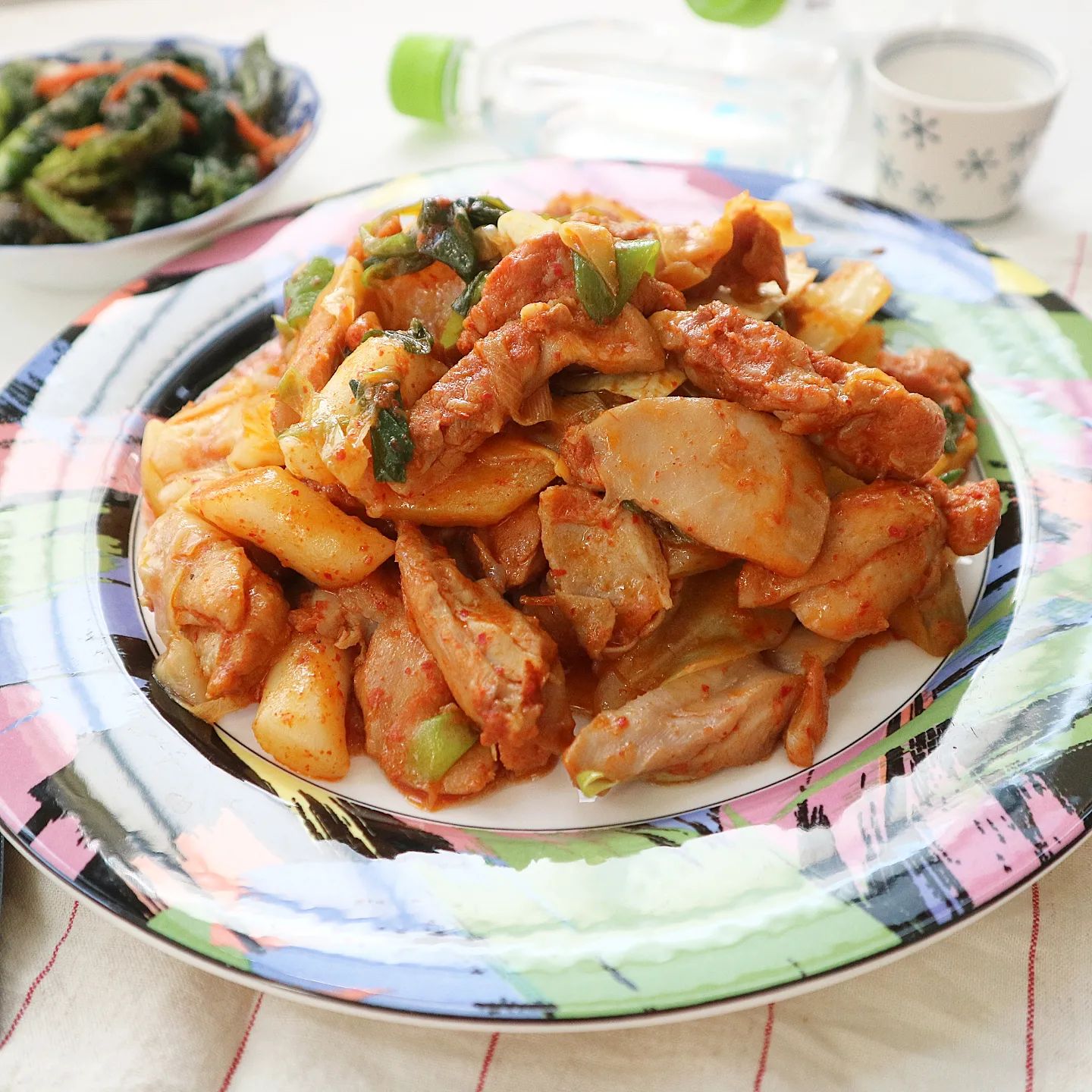 #협찬 #마들 #춘천닭갈비

고기 없으면 밥을 안먹거나
고기만 먹고 밥은 생략하는
요즈음의 세상속 우리 아이들!

오늘은 뭐 먹지? 고민하니
냉장고에 쟁여 놓은 닭갈비를
이야기 한다.

먹어도 먹어도 질리지 않는다며
오늘은 담백하게 먹자한다.
어른따라 하는 말투가 귀엽다.😁

식감 좋은 국내산 닭다리살 85%
여기에 신선함은 기본이니
잡내없고 부드러운 식감 👍

부재료로 따라 온
고구마, 양배추의 신선함도
날 미소짓게 한다. 🙂

강한맛을 원하면 양념을 더할 수
있도록 소스 한봉지가 더 오는데
오늘껀 아껴뒀다
마늘쫑 볶음할때 쓰려고 하는
난 알뜰주부???

모든게 국내산이라 안심되고
황금레시피로 만들어진
#마들춘천닭갈비 ~~

집에서 펑퍼짐하게 앉아
즐기는 맛 최고 💘

#특허받은닭갈비 #맛있는닭갈비 #신선한닭갈비 #오늘은닭갈비 #마들푸드 #닭갈비밀키드 #마들닭갈비 #오늘의밥상