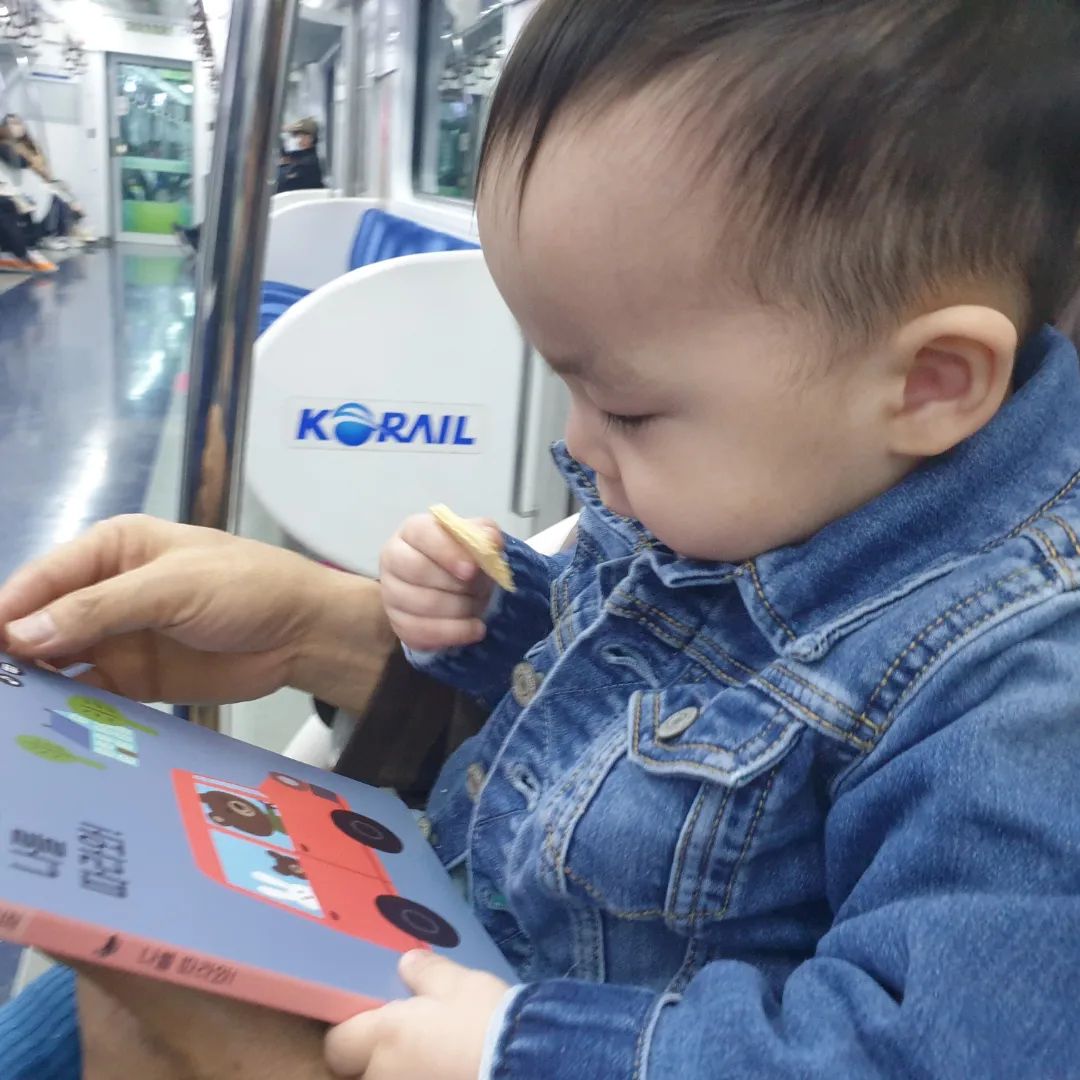 #협찬

23개월이 푹 빠져있는 러닝스타트

외출 할 때 한 두권 필수로 가져다녀요

덕분에 긴 여행도 지루해하지 않고 잘 따라와주는 중.🚅

요즘은 특히 한글시작 위주로 보고 있는데
그림과 조작북으로 단어 개념을 놀이로 익히니 아이도 꾸준하게 흥미를 갖더라구요!

토끼펜 호환도 돼서 아기가 능동적으로 홯용하기 좋은 유아전집이에요

#블루래빗러닝스타트 #러닝스타트 #뉴시작시리즈 #유아전집 #토끼펜