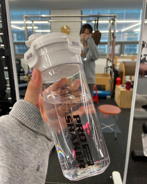 안녕혜진 on Instagram: "#광고
.

[PRO SHAKER] 락앤락 프로쉐이커 트라이탄 💙
.

크기도 적당하고 헬스할 때 물통으로 사용하기 좋아요✨
.
쉐이커보틀로도 사용할 수 있어서 굿‼️‼️‼️
.
가벼워서 운동할 때 물통으로 매일 사용하고 있습니다🫶
.
원터치 마개도 굿👍👍👍

#쉐이커#락앤락#프로쉐이커#쉐이커보틀#쉐이커통#물통#텀블러#텀블러추천#텀블러사진"
