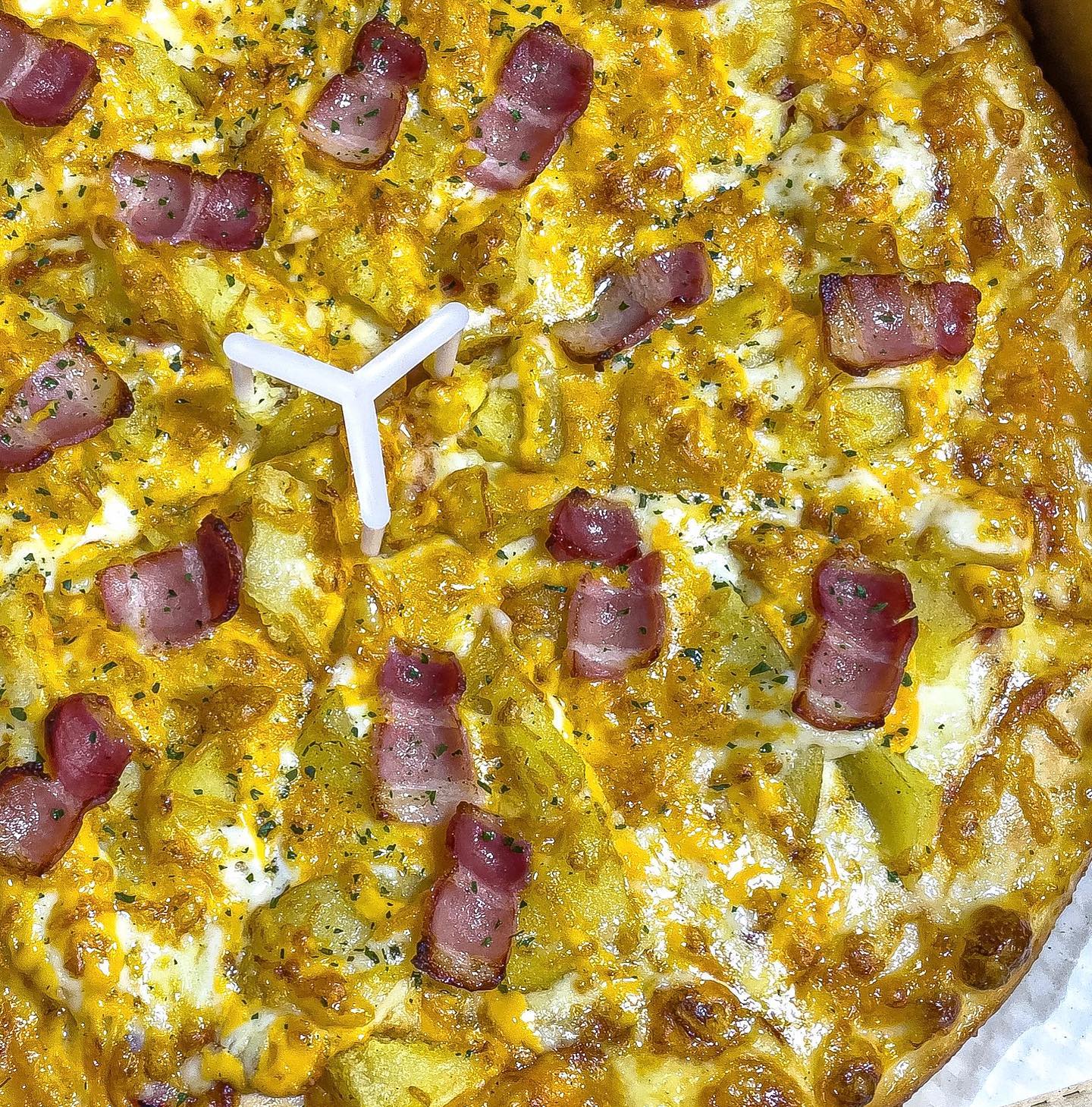 [ 가성비 피자 맛집 : 피자스쿨🍕 ]

짭짤고소 오지치즈포테이토 피자와 믿고 먹는 고구마 피자

역시 고구마 피자는 피자스쿨이 찐이네요,,
제 개인적인 취향으로 피자중에 젤 맛난거 같아용🤤 
토핑으로 올라간 고구마와 소스의 조합이 정말 맛있어요ㅠㅜ!! 
오지치즈 포테이토 피자는 웨지감자, 체다치즈소스, 베이컨이 
듬뿍 올라가 있어서 짭짤고소💛 담에 또 시켜먹을 맛,,!!
옛날엔 한 판에 6천원이였는데 왜 때문 10900원,,
가격이 많이 올랐지만 그래도 가성비 좋은 피자스쿨🫶

📍고구마피자 10,900원 / 오지치즈포테이토피자 14,900원

-

#피자스쿨 #피자스쿨메뉴 #피자추천 #일산피자 #피자스쿨고구마피자 #고구마피자 #오지치즈포테이토피자 #포테이토피자 #피자스쿨추천 #피자맛집 #먹스타그램 #일산맛집 pizzaschool_official