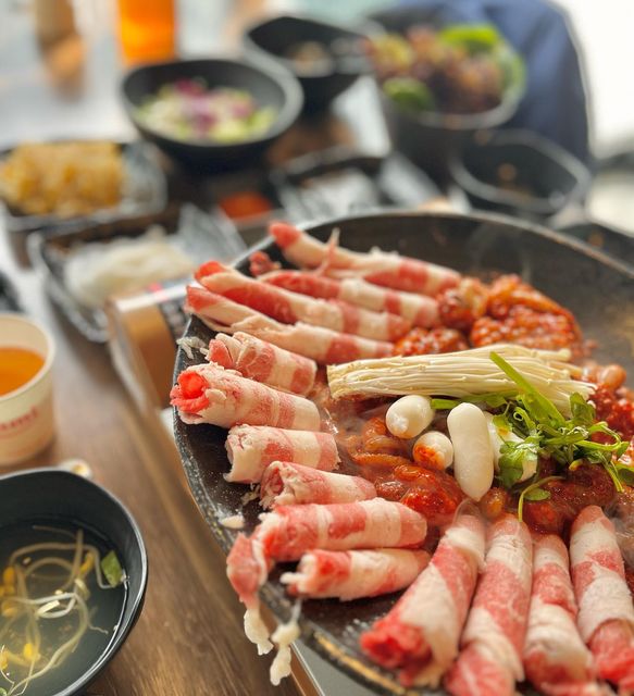 👒전국,경남,부산,울산 | 여행 | 맛집 | 기록 ✍🏻 on Instagram: "#협찬
#체험단

양산 쭈꾸미 맛집 ”울산 생생쭈꾸미“
양산 1호점 OPEN #생생쭈꾸미 소개합니다 :) 

🦑상호명;생생쭈꾸미 양산물금점
🦑주소:경남 양산시 가촌리 1316-2
🦑편의:단체,예약,포장

생생쭈꾸미는 최상급 꾸미를 사용해 요리 하고 있다고해요!

남녀노소 좋아하는 매콤하고 깔끔한 불 맛으로, 🔥
누구나 즐길 수 있는 다양한 메뉴 구성으로 회식, 외식, 가족모임 
어떤 자리에도 잘 어울리는 생생 쭈꾸미👍🏻

요즘 빠질 수 없는 배달도 하고있으며 
매장 안 홀은 굉장히 깔끔하고 넓어요,✨

빠르고 편한 배달 음식도 맛있지만 아무래도 가서 
먹는 게 더 맛있는 거 같아요 🤤

매콤한 음식점엔 아무래도 아이들이랑 
같이 왔을 때 못 먹는 경우가 있는데 👨‍👩‍👧‍👦

생생 쭈꾸미는 돈가스, 치즈돈가스 계란찜, 찹쌀 탕수육 
새우튀김 다양하게 골라 먹을 수 있는 가족 외식에도 문제없어요😀

저희는 철판 우삼겹 쭈꾸미 2인분을 제공 받았습니다. ◡̈ 

기본 맵기 단계는 세단계, 기본 매운 아주매운으로 나눠져있어요👍🏻

양도 많고 아삭아삭 식감이 좋은 쭈꾸미 , 
양산 생생 쭈꾸미 불향 가득한 철판 쭈삼 추천합니다 ^^ 🔥

#양산맛집#양산시맛집#양산데이트#양산시쭈꾸미#맛있다#물금맛집#물금쭈꾸미#혼술환영#혼밥환영#JMT#여기는#맵찔이가능#리얼#존맛탱#생생쭈꾸미양산물금점"