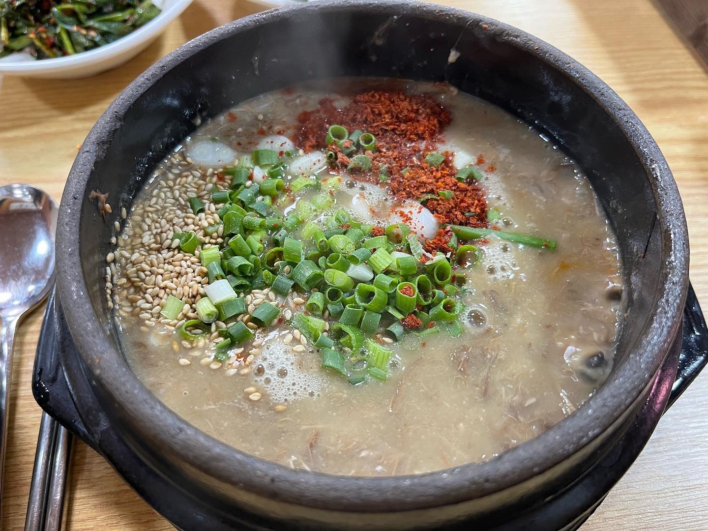#제주공항근처맛집 #제주맛집 #우진해장국 #고사리육개장 

제주 2박3일 여행 1일차 첫끼로 우진해장국 고사리육개장😊

웨이팅은 2시간정도 하긴했지만 기다린만큼 맛있는 맛이었다.
진한 닭육수에 고사리를 넣어서 끓인 육개장인데 닭의 부드러운 부분 위주로 들어가있어서인지 식감이 부드러워서 술술 넘어가게 만들었다.